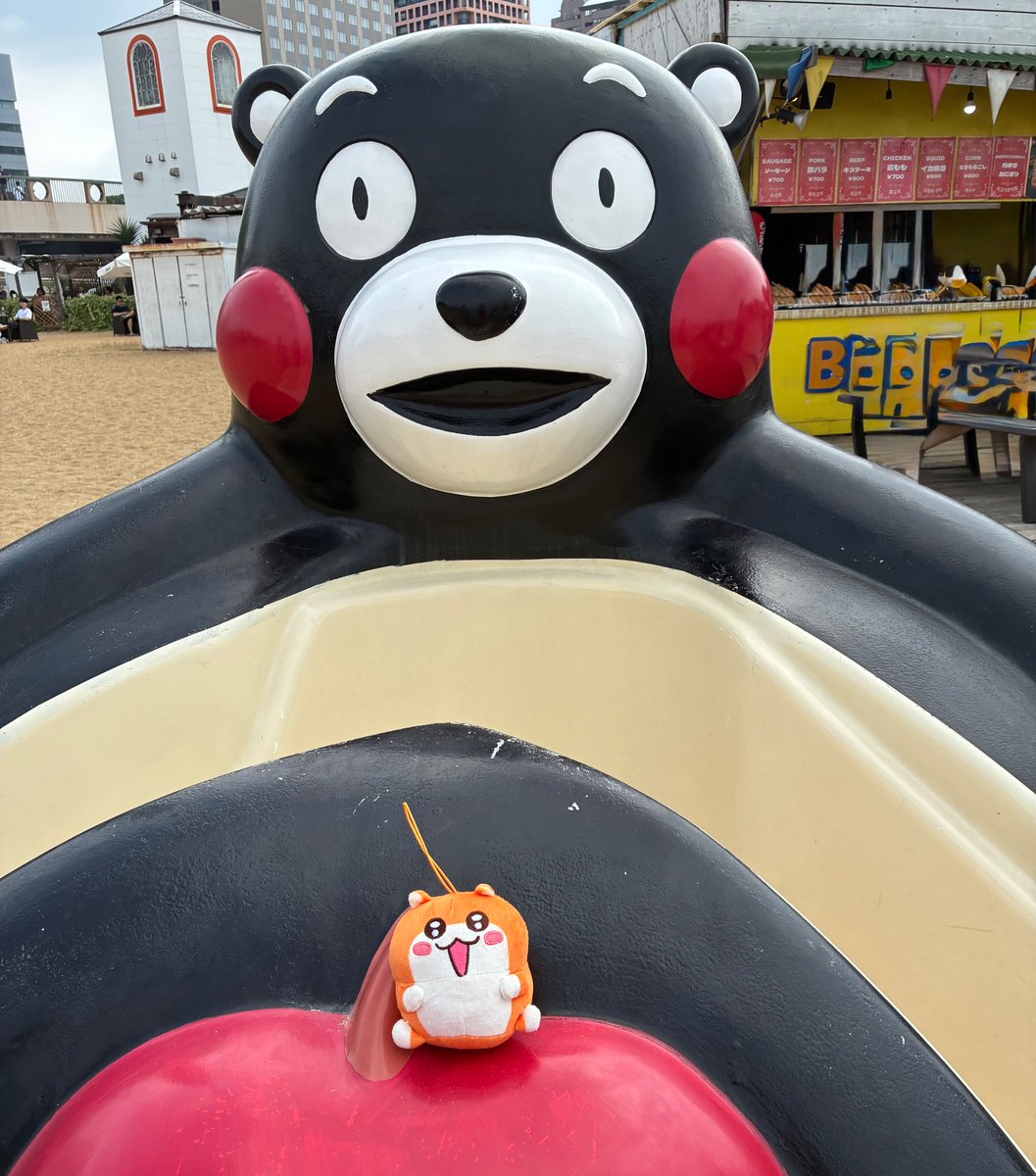 Pocoppi's tweet photo. 福岡タワー登ってきました
上から見えた素敵な建物は、結婚式場だそうです
浜に降りたらくまモンに会えました

#クソハムちゃん
#福岡タワー
#クソハムちゃんカラフルパーティー全国タワーツアー https://t.co/BENceW8nof