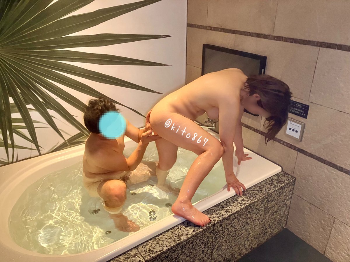 kito867's tweet photo. ホテルのお風呂🛁で突然現れた単男さんに驚いた彼女でしたが😱

僕の目の前で身体の洗いあっこされたぁ〜😭

そして2人でお風呂に一緒に入り🥹

S寄り単男さ��は彼女の前に立ち仁王立ちフェラ🍌を僕に見せつける💦

更に彼女は立たされ後ろからま◯こ&amp;あ◯るを弄られます😵

この光景はヤバ過ぎる😱 https://t.co/XN6NESfiL7