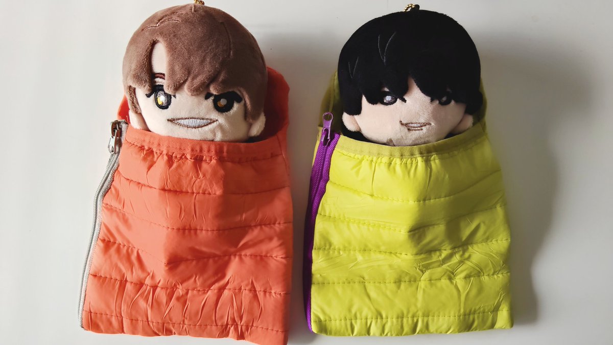 st6______21's tweet photo. ぬいぐるみ用のシュラフガチャを発見して思わず回してしまった👛
私のキャンプ用のシュラフもオレンジ色の封筒型なのでおそろいです🏕（テントの中が汚い） https://t.co/U40NGTR9Uo