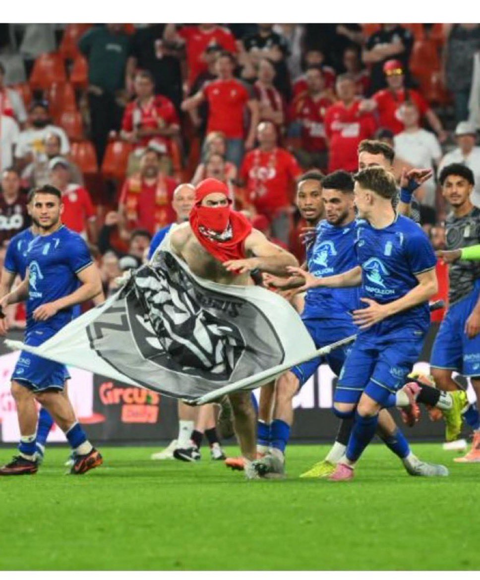 Skygoat14_'s tweet photo. Ce supporter du Standard est une légende❤️🤍 https://t.co/IuDx0TxTjN