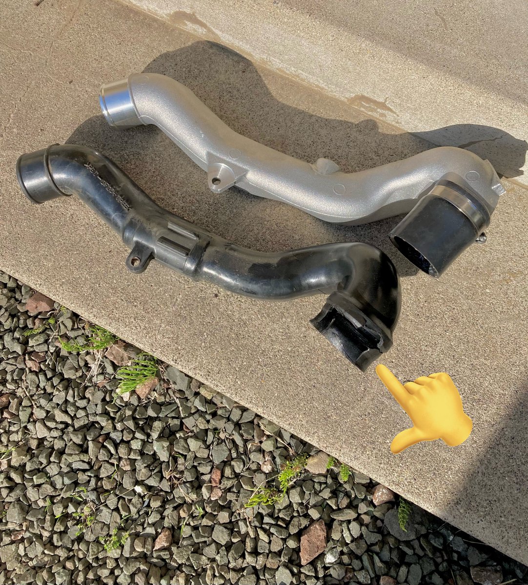 RootNb6c's tweet photo. ハイエース、アクセル踏むと「シュコー」って結構デカい音。
見てないけどインテークパイプ怪しいと踏んで交換。

結果→見事に割れてて二次エア吸いまくり笑
対策のアルミパイプに交換して無事解決👍 https://t.co/xUU40nhhGH