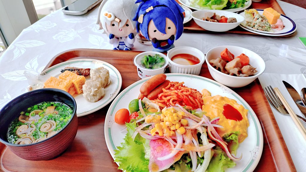 wxcks941's tweet photo. ホテルの朝ごはん
オニオンスライス時々辛い💦
レストランの窓から遠くに海が見えるね〜 https://t.co/MkokYgpnBw