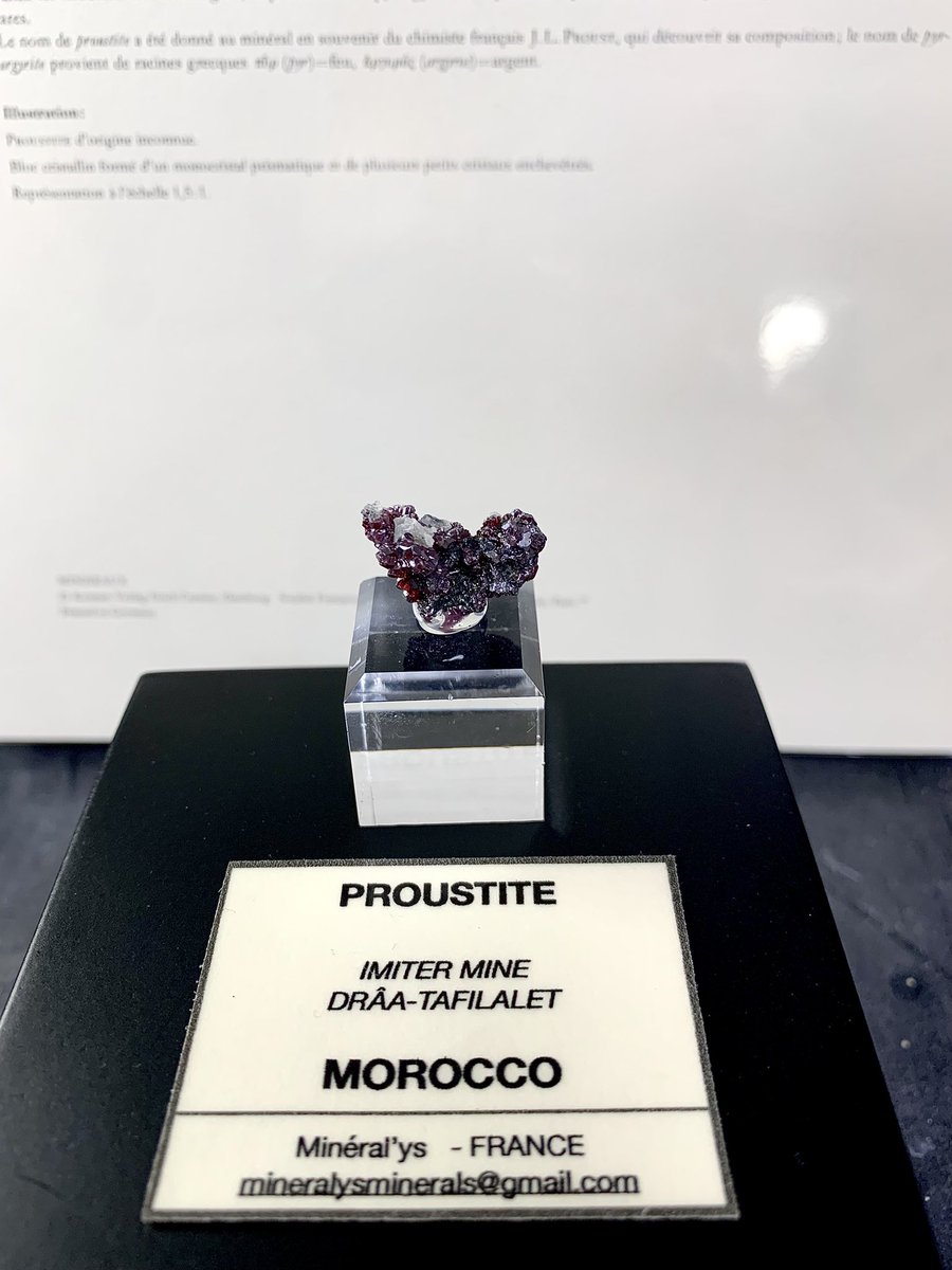 Motion72331022's tweet photo. 今回のお目当て、戦利品

「淡紅銀鉱（proustite）」

ルビーシルバーともいうらしいのですがイラストに惹かれて今回探し回っていました。
母岩にちょこちょこついているのは少し物足りないなぁと思っていたのですが良い塊で見つけることができました。
イラスト通り赤が透けつつ銀がコーティングされているような鉱石でとても格好良いです。
#東京国際ミネラルフェア
#新宿ショー