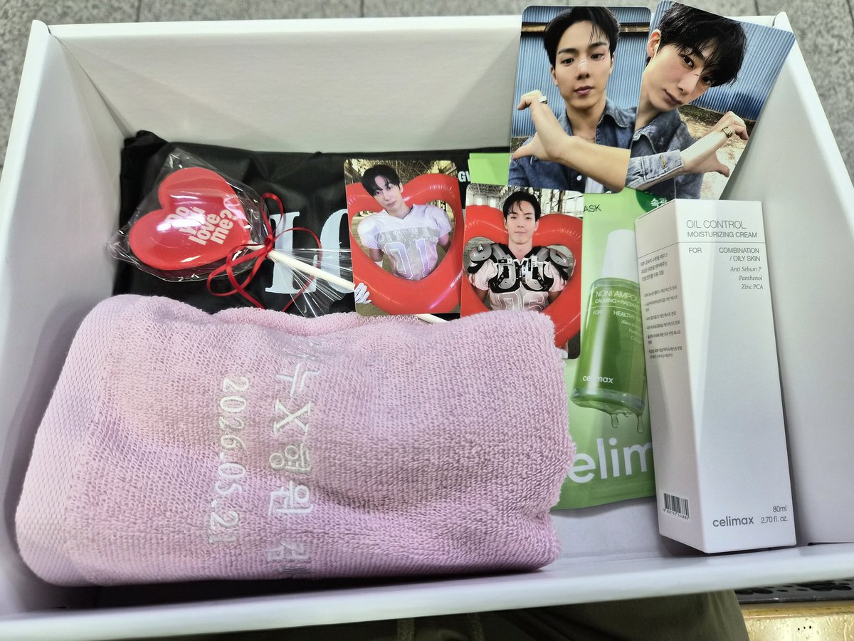 thals0915's tweet photo. 오랜만에 인기가요 공방 가서 힘들었지만 
오길 너무 잘했다ㅜ 
마지막 무대 볼수있어서 다행이야😂

셔누 형원시 둘다 왜케 멋있는거양😍
#몬스타엑스 #셔누 #형원 #인가공방 
#DoYouLoveMe https://t.co/WUyGI8pr1F