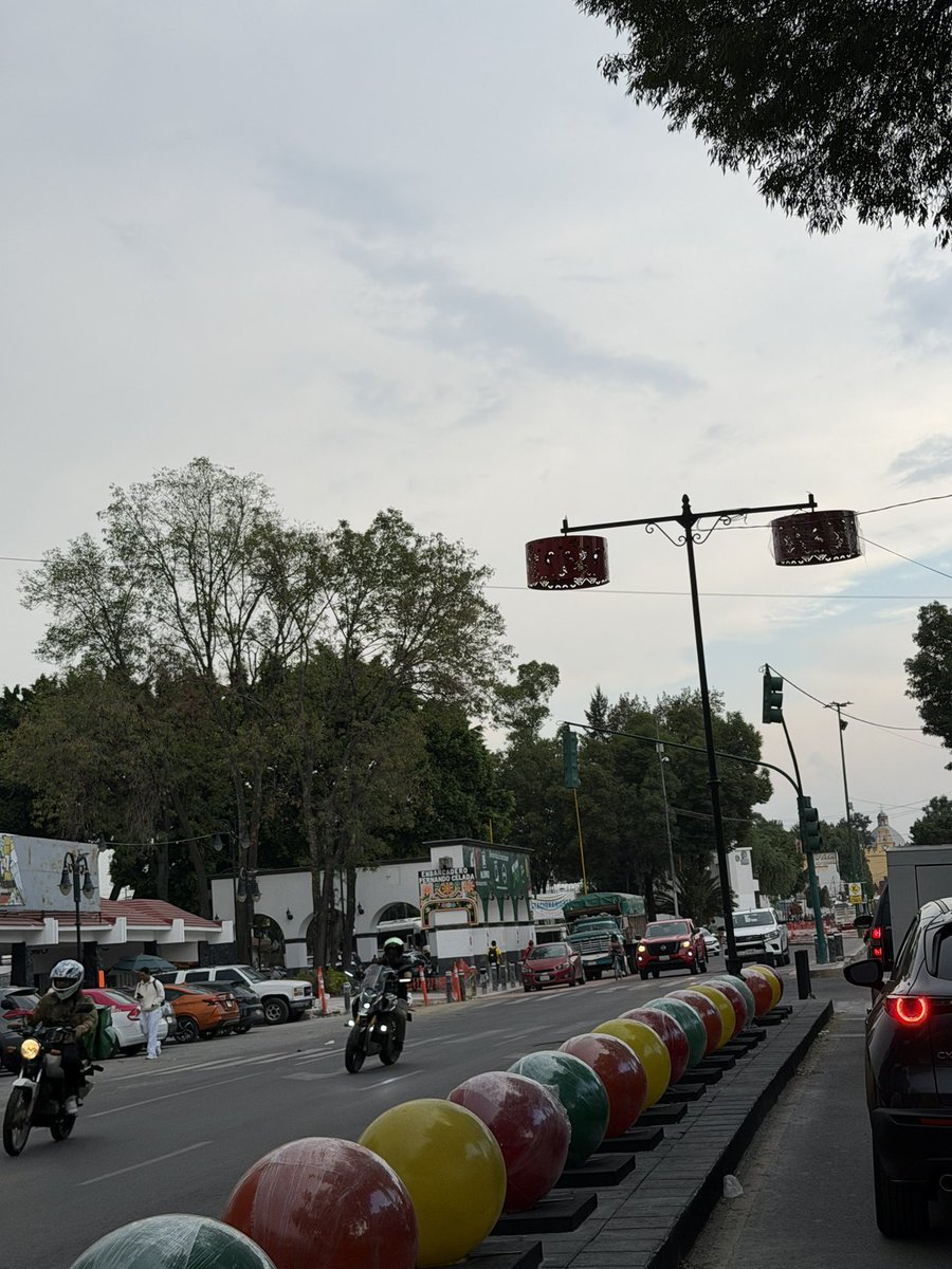 Steff_Sanchez's tweet photo. @XochimilcoAl @CamachoCirce neta no puede ser con esta nacada
Luminarias rojas y colores en el piso… NAAAAACOOOOOS https://t.co/NKXXvfdtWC