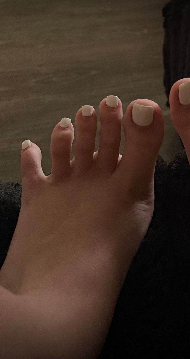 adalynmarsh4's tweet photo. #toes #simp #seriousquestion #whitetoes #french #frenchtoes #fyp #foryou 

Serious question for the boys: should I do pink or French toes? https://t.co/zrpDWLVVYC