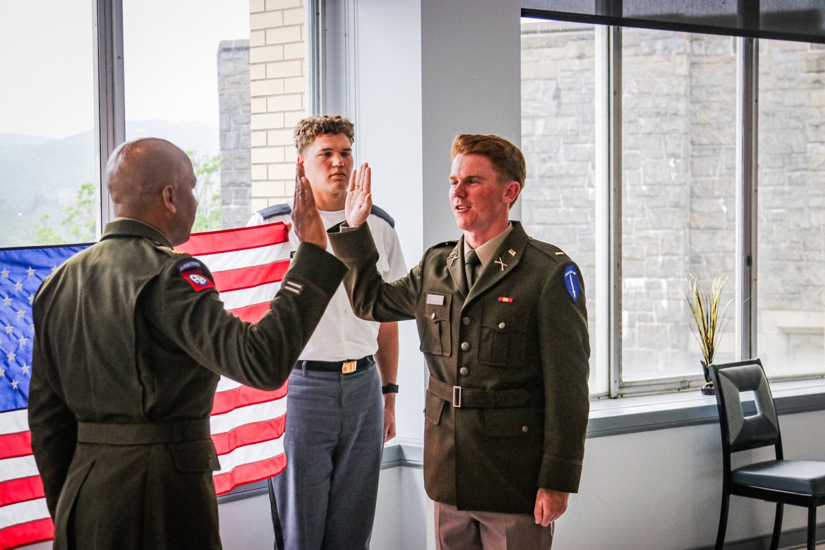 ArmyWP_Baseball's tweet photo. The newest Army Baseball 2LTs have been commissioned!

Thank you to everyone who came to support our firsties as they took the oath to become Army officers! https://t.co/TLj6QtJzZk