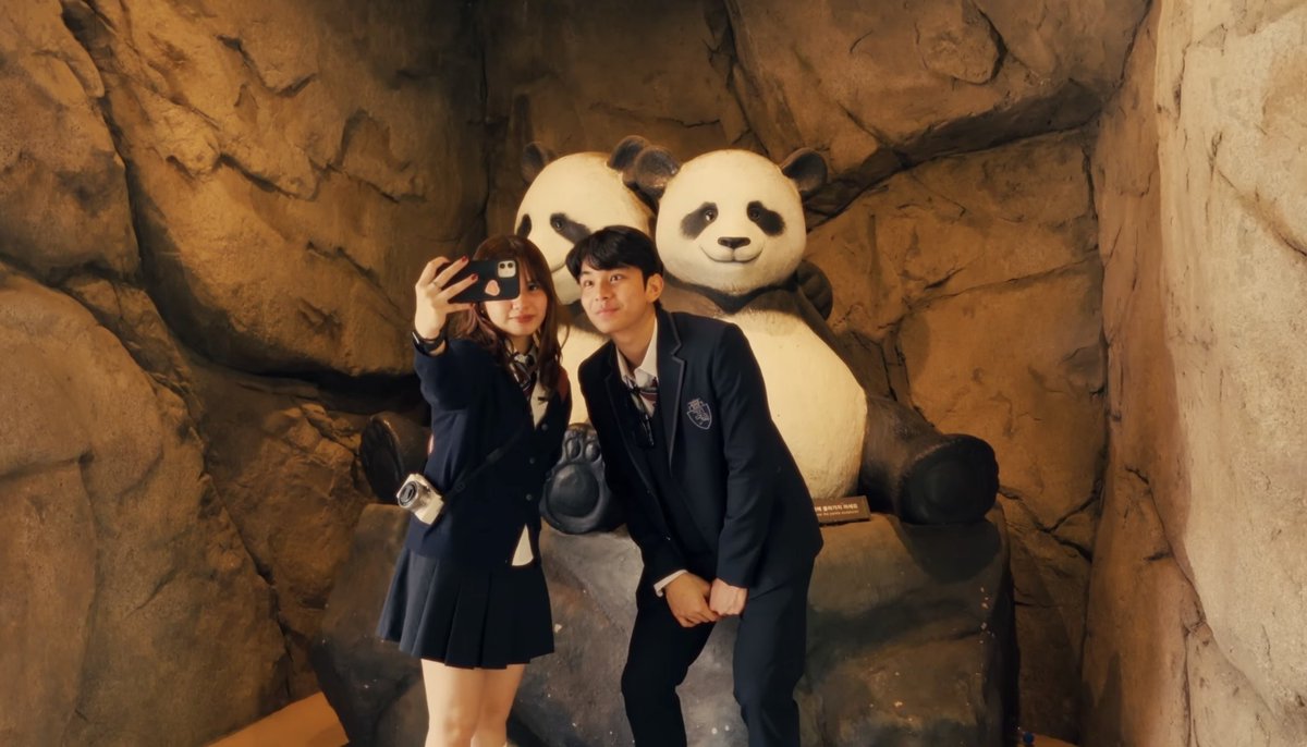 jossychickenjoy's tweet photo. here's your reminder that arwen spent nothing for their trip to korea. all expenses were covered by chlenzy. all she had to do was be there with him. 

ASHRAVE SEOULful ADVENTURE
 #AshRaveinSouthKorea https://t.co/lxLXmXMPWP