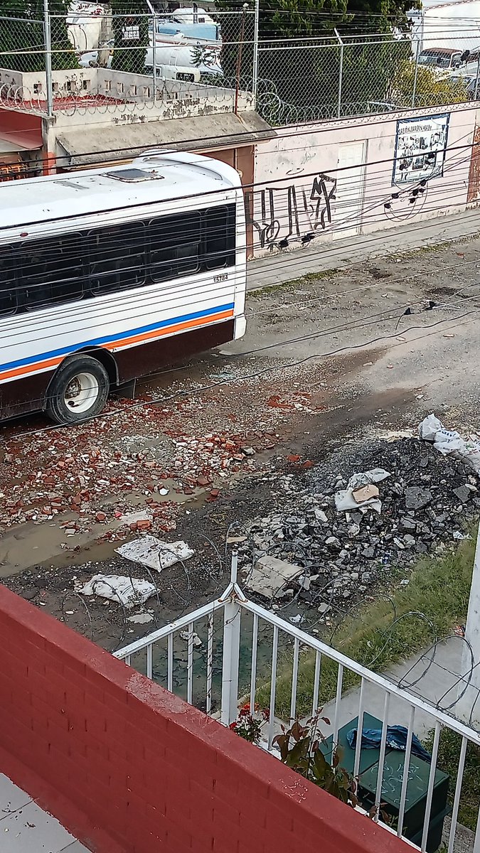Lucarit's tweet photo. @Hechizero_38 @pepechedrauimx , les pido por favor nos apoyen, las cuadrillas que bachean vinieron a tirar escombro y ahora todos los cochinos de la zona están trayendo más y ya hay una mini montaña, es en calle Oaxaca 9901,  donde está el fraccionamiento Gerona. https://t.co/ndYfcGbIKH