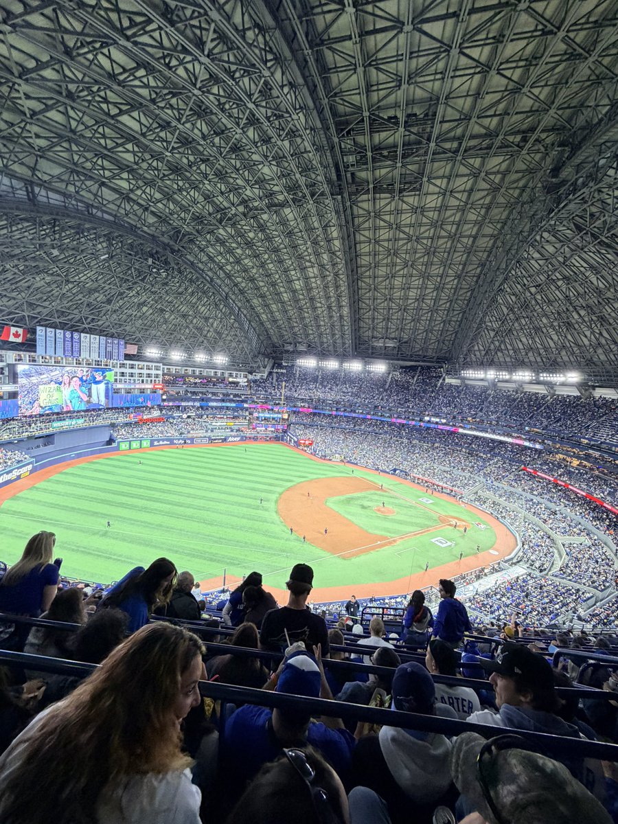 kyasuko's tweet photo. トロントにて24年振りのスカイドーム！（ロジャース・センター）
ブルージェイズ勝った！
岡本は音無し😭
前回はレッスルマニア18でのホーガンVSロック様の歴史的一戦でした。 https://t.co/22Da82FHA4