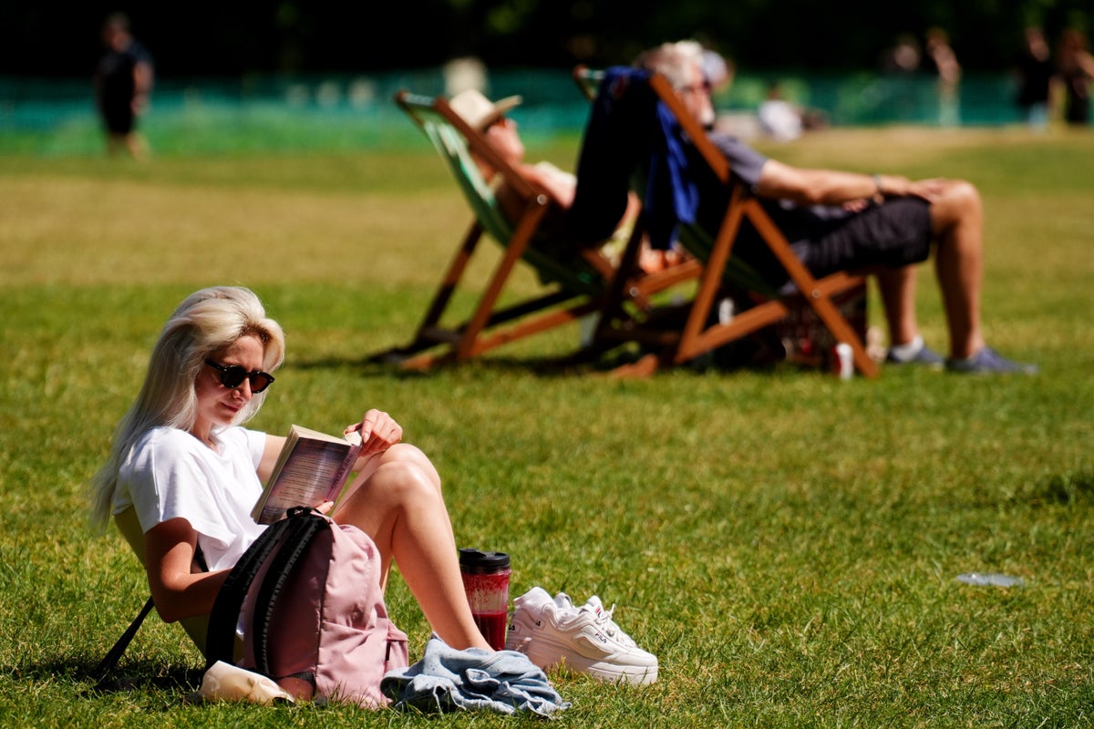 Independent's tweet photo. Heat to rise to possible record-breaking highs over rest of bank holiday weekend https://t.co/MIarosqFj2 https://t.co/DrBZrMDI6o