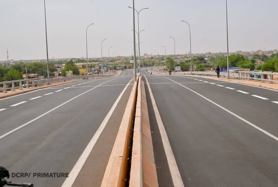 AESinfos's tweet photo. #AESinfo | #BurkinaFaso 🇧🇫 
Infrastructures : Inauguration de huit (08) axes routiers à Ouagadougou. 

Le Premier ministre, Chef du Gouvernement, Rimtalba Jean Emmanuel Ouédraogo, a procédé, ce samedi 23 mai 2026 à Ouagadougou, à l’inauguration officielle de huit axes routiers stratégiques réalisés dans la capitale burkinabè. Ces infrastructures visent à améliorer la mobilité urbaine, à fluidifier la circulation et à renforcer l’accessibilité à plusieurs pôles administratifs, sécuritaires et économiques.

Les infrastructures mises en service comprennent huit axes et ouvrages majeurs : la Rocade Nord et son échangeur à passage supérieur, l’avenue Yennenga, l’avenue du Moogho Naaba, la voie d’accès à la stèle d’hommage aux victimes du crash d’Air Algérie, la voie d’accès à la prison de haute sécurité, la voie d’accès au ministère de la Guerre et de la Défense patriotique, la voie d’accès au camp Général Bila Zagré, ainsi que la voie d’accès aux infrastructures de sécurité à Ouaga 2000.

Ces ouvrages totalisent plus de 22 kilomètres de voiries modernes, pour un investissement global estimé à plus de 40 milliards de francs CFA, mobilisés grâce à la synergie entre l’État et des partenaires financiers, notamment la Banque Ouest Africaine de Développement et Vista Bank.

La Rocade Nord constitue l’un des ouvrages structurants de ce dispositif. Avec plus de 10 kilomètres de voirie moderne, un passage supérieur de 100 mètres à l’intersection avec la RN03, des contre-allées et un vaste réseau d’assainissement, elle contribue au bouclage du boulevard circulaire des Tansoba et à une meilleure organisation du trafic urbain et international. Les célèbres avenues Yennenga et Moogho Naaba ont, quant à elles, bénéficié d’une réhabilitation complète des chaussées et des ouvrages de drainage.

Ces réalisations s’inscrivent dans la volonté du Gouvernement, sous le leadership du Président du Faso, Chef de l’État, le Capitaine Ibrahim Traoré, de faire de la route un instrument de transformation du cadre de vie, de fluidification de la mobilité urbaine et de soutien à l’activité économique. Le Chef du Gouvernement a assuré que les investissements dans les infrastructures routières se poursuivront afin d’améliorer durablement les conditions de mobilité et de renforcer le développement économique du pays.

« La question des infrastructures est au cœur des priorités de la Révolution progressiste populaire », a indiqué le Premier ministre. Il a, par ailleurs, exhorté les usagers et les riverains à faire preuve de civisme et de prudence sur ces nouvelles routes.

« Il ne faut pas se fier au confort de ces nouvelles routes pour se laisser aller à des comportements dangereux, notamment les excès de vitesse qui sont à l’origine d’accidents dramatiques dans la capitale », a-t-il averti.

Dans son discours d’inauguration, le ministre de la Construction de la Patrie, Mikaïlou Sidibé, a salué des infrastructures qui incarnent « la vision d’un Burkina Faso souverain, résilient et tourné vers le progrès ».

Il a également rendu hommage à l’ensemble des acteurs ayant contribué à la réalisation des travaux, notamment son prédécesseur, le ministre Luc Adama Sorgho, les partenaires financiers, les entreprises et les bureaux de contrôle mobilisés dans le cadre de ces projets.

La mise en service de ces ouvrages répond à des besoins concrets : mieux circuler, gagner du temps, réduire les risques d’accidents, améliorer l’accessibilité des quartiers, soutenir les activités économiques et garantir de meilleures conditions d’accès aux services stratégiques de l’État.

À travers cet investissement, le Gouvernement traduit en actes sa vision d’une capitale plus fonctionnelle, plus sûre et plus accessible.

Source : Primature