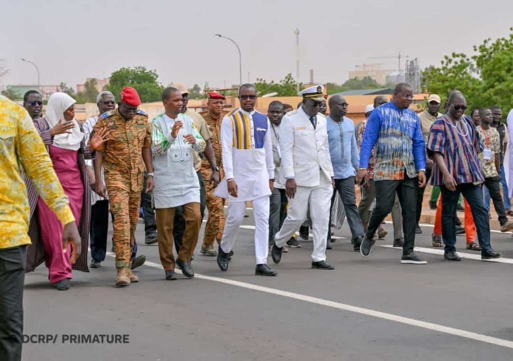 AESinfos's tweet photo. #AESinfo | #BurkinaFaso 🇧🇫 
Infrastructures : Inauguration de huit (08) axes routiers à Ouagadougou. 

Le Premier ministre, Chef du Gouvernement, Rimtalba Jean Emmanuel Ouédraogo, a procédé, ce samedi 23 mai 2026 à Ouagadougou, à l’inauguration officielle de huit axes routiers stratégiques réalisés dans la capitale burkinabè. Ces infrastructures visent à améliorer la mobilité urbaine, à fluidifier la circulation et à renforcer l’accessibilité à plusieurs pôles administratifs, sécuritaires et économiques.

Les infrastructures mises en service comprennent huit axes et ouvrages majeurs : la Rocade Nord et son échangeur à passage supérieur, l’avenue Yennenga, l’avenue du Moogho Naaba, la voie d’accès à la stèle d’hommage aux victimes du crash d’Air Algérie, la voie d’accès à la prison de haute sécurité, la voie d’accès au ministère de la Guerre et de la Défense patriotique, la voie d’accès au camp Général Bila Zagré, ainsi que la voie d’accès aux infrastructures de sécurité à Ouaga 2000.

Ces ouvrages totalisent plus de 22 kilomètres de voiries modernes, pour un investissement global estimé à plus de 40 milliards de francs CFA, mobilisés grâce à la synergie entre l’État et des partenaires financiers, notamment la Banque Ouest Africaine de Développement et Vista Bank.

La Rocade Nord constitue l’un des ouvrages structurants de ce dispositif. Avec plus de 10 kilomètres de voirie moderne, un passage supérieur de 100 mètres à l’intersection avec la RN03, des contre-allées et un vaste réseau d’assainissement, elle contribue au bouclage du boulevard circulaire des Tansoba et à une meilleure organisation du trafic urbain et international. Les célèbres avenues Yennenga et Moogho Naaba ont, quant à elles, bénéficié d’une réhabilitation complète des chaussées et des ouvrages de drainage.

Ces réalisations s’inscrivent dans la volonté du Gouvernement, sous le leadership du Président du Faso, Chef de l’État, le Capitaine Ibrahim Traoré, de faire de la route un instrument de transformation du cadre de vie, de fluidification de la mobilité urbaine et de soutien à l’activité économique. Le Chef du Gouvernement a assuré que les investissements dans les infrastructures routières se poursuivront afin d’améliorer durablement les conditions de mobilité et de renforcer le développement économique du pays.

« La question des infrastructures est au cœur des priorités de la Révolution progressiste populaire », a indiqué le Premier ministre. Il a, par ailleurs, exhorté les usagers et les riverains à faire preuve de civisme et de prudence sur ces nouvelles routes.

« Il ne faut pas se fier au confort de ces nouvelles routes pour se laisser aller à des comportements dangereux, notamment les excès de vitesse qui sont à l’origine d’accidents dramatiques dans la capitale », a-t-il averti.

Dans son discours d’inauguration, le ministre de la Construction de la Patrie, Mikaïlou Sidibé, a salué des infrastructures qui incarnent « la vision d’un Burkina Faso souverain, résilient et tourné vers le progrès ».

Il a également rendu hommage à l’ensemble des acteurs ayant contribué à la réalisation des travaux, notamment son prédécesseur, le ministre Luc Adama Sorgho, les partenaires financiers, les entreprises et les bureaux de contrôle mobilisés dans le cadre de ces projets.

La mise en service de ces ouvrages répond à des besoins concrets : mieux circuler, gagner du temps, réduire les risques d’accidents, améliorer l’accessibilité des quartiers, soutenir les activités économiques et garantir de meilleures conditions d’accès aux services stratégiques de l’État.

À travers cet investissement, le Gouvernement traduit en actes sa vision d’une capitale plus fonctionnelle, plus sûre et plus accessible.

Source : Primature