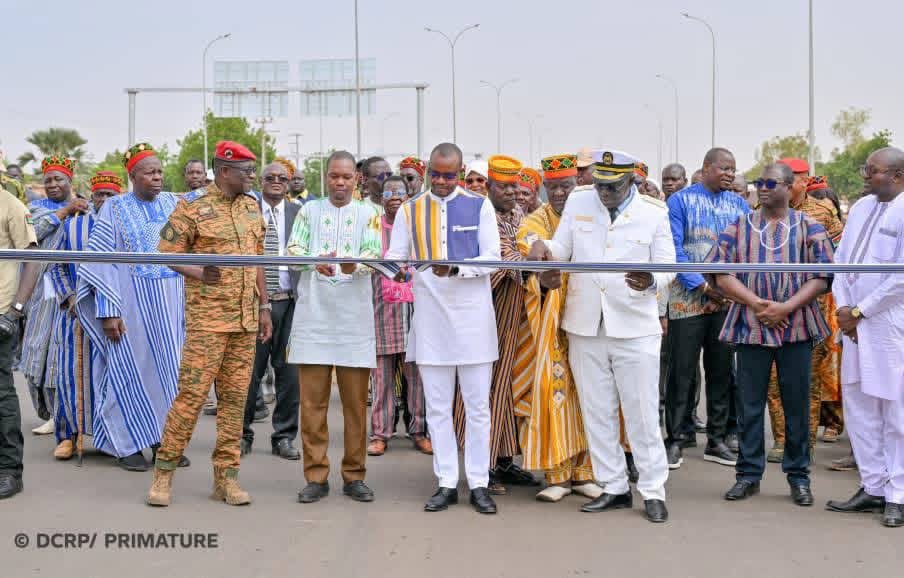AESinfos's tweet photo. #AESinfo | #BurkinaFaso 🇧🇫 
Infrastructures : Inauguration de huit (08) axes routiers à Ouagadougou. 

Le Premier ministre, Chef du Gouvernement, Rimtalba Jean Emmanuel Ouédraogo, a procédé, ce samedi 23 mai 2026 à Ouagadougou, à l’inauguration officielle de huit axes routiers stratégiques réalisés dans la capitale burkinabè. Ces infrastructures visent à améliorer la mobilité urbaine, à fluidifier la circulation et à renforcer l’accessibilité à plusieurs pôles administratifs, sécuritaires et économiques.

Les infrastructures mises en service comprennent huit axes et ouvrages majeurs : la Rocade Nord et son échangeur à passage supérieur, l’avenue Yennenga, l’avenue du Moogho Naaba, la voie d’accès à la stèle d’hommage aux victimes du crash d’Air Algérie, la voie d’accès à la prison de haute sécurité, la voie d’accès au ministère de la Guerre et de la Défense patriotique, la voie d’accès au camp Général Bila Zagré, ainsi que la voie d’accès aux infrastructures de sécurité à Ouaga 2000.

Ces ouvrages totalisent plus de 22 kilomètres de voiries modernes, pour un investissement global estimé à plus de 40 milliards de francs CFA, mobilisés grâce à la synergie entre l’État et des partenaires financiers, notamment la Banque Ouest Africaine de Développement et Vista Bank.

La Rocade Nord constitue l’un des ouvrages structurants de ce dispositif. Avec plus de 10 kilomètres de voirie moderne, un passage supérieur de 100 mètres à l’intersection avec la RN03, des contre-allées et un vaste réseau d’assainissement, elle contribue au bouclage du boulevard circulaire des Tansoba et à une meilleure organisation du trafic urbain et international. Les célèbres avenues Yennenga et Moogho Naaba ont, quant à elles, bénéficié d’une réhabilitation complète des chaussées et des ouvrages de drainage.

Ces réalisations s’inscrivent dans la volonté du Gouvernement, sous le leadership du Président du Faso, Chef de l’État, le Capitaine Ibrahim Traoré, de faire de la route un instrument de transformation du cadre de vie, de fluidification de la mobilité urbaine et de soutien à l’activité économique. Le Chef du Gouvernement a assuré que les investissements dans les infrastructures routières se poursuivront afin d’améliorer durablement les conditions de mobilité et de renforcer le développement économique du pays.

« La question des infrastructures est au cœur des priorités de la Révolution progressiste populaire », a indiqué le Premier ministre. Il a, par ailleurs, exhorté les usagers et les riverains à faire preuve de civisme et de prudence sur ces nouvelles routes.

« Il ne faut pas se fier au confort de ces nouvelles routes pour se laisser aller à des comportements dangereux, notamment les excès de vitesse qui sont à l’origine d’accidents dramatiques dans la capitale », a-t-il averti.

Dans son discours d’inauguration, le ministre de la Construction de la Patrie, Mikaïlou Sidibé, a salué des infrastructures qui incarnent « la vision d’un Burkina Faso souverain, résilient et tourné vers le progrès ».

Il a également rendu hommage à l’ensemble des acteurs ayant contribué à la réalisation des travaux, notamment son prédécesseur, le ministre Luc Adama Sorgho, les partenaires financiers, les entreprises et les bureaux de contrôle mobilisés dans le cadre de ces projets.

La mise en service de ces ouvrages répond à des besoins concrets : mieux circuler, gagner du temps, réduire les risques d’accidents, améliorer l’accessibilité des quartiers, soutenir les activités économiques et garantir de meilleures conditions d’accès aux services stratégiques de l’État.

À travers cet investissement, le Gouvernement traduit en actes sa vision d’une capitale plus fonctionnelle, plus sûre et plus accessible.

Source : Primature