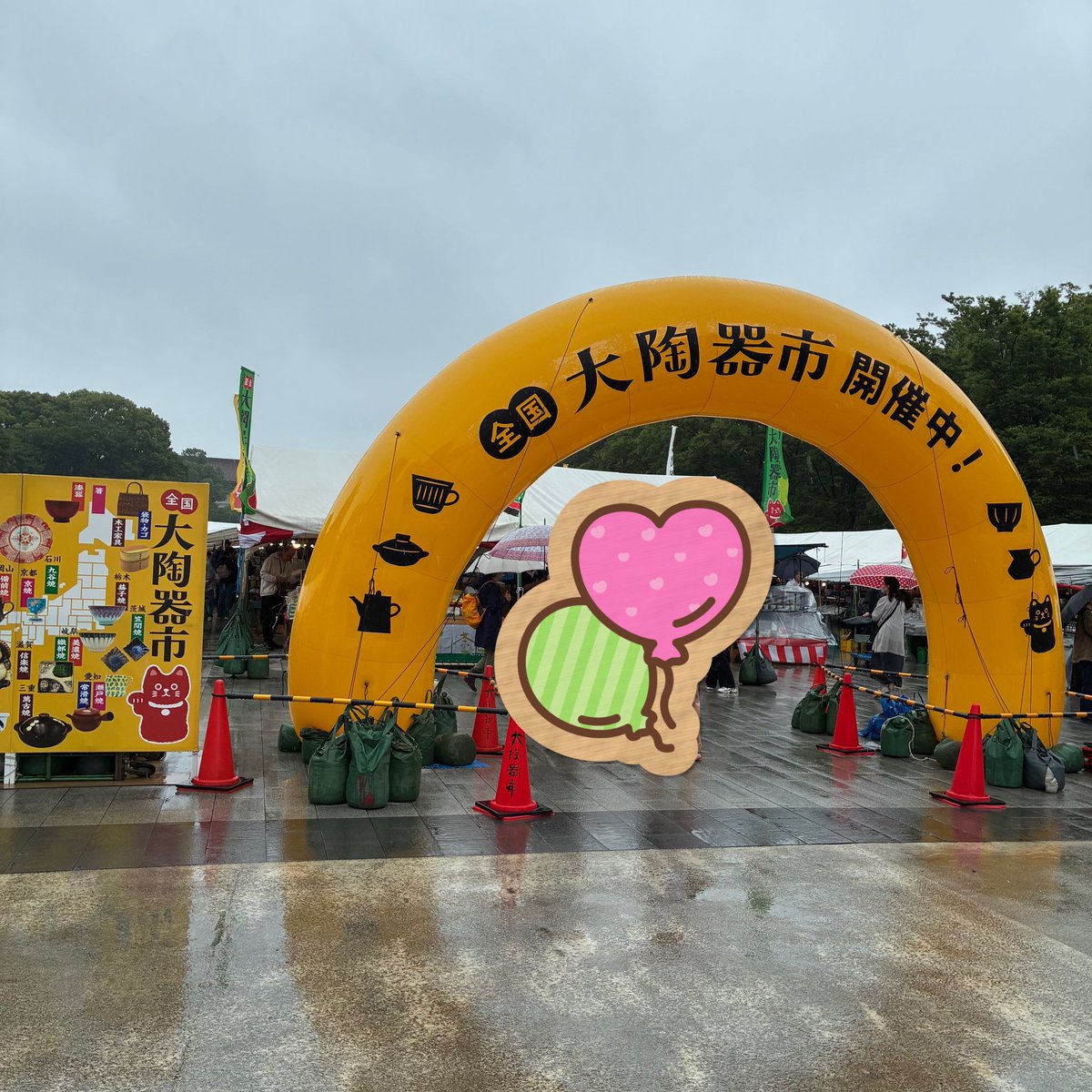 bktnb's tweet photo. 雨ならそんなに人も多くないかもと、初日に行って来た大陶器市。全然混んでた👀
おにぎりのお皿とウサギの寿司湯呑と陶器のスプーンに巡り会えなかったのが心残りだけど、結構しっかり見て回ったし、並んでなかったのかも。すごい楽しかった。 https://t.co/7TuFrXxXvz