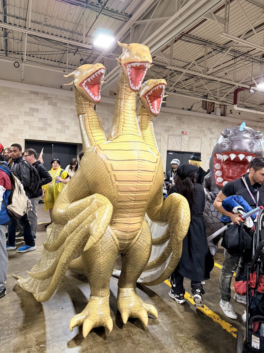 kyasuko's tweet photo. トロントのanime northと言う熱気あるイベントに参加させていただいてます。
ギドラとゴジラ！
ロボット相撲！ https://t.co/JdRSs7jBSb