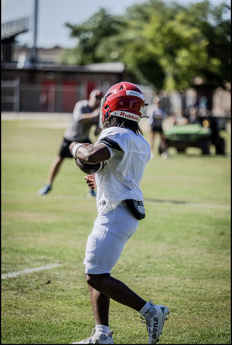 zayvongrant4's tweet photo. Great spring ready for szn @SHSKnightsFB @coachbeckman1 @PrepRedzoneSC https://t.co/RnWKh7txel