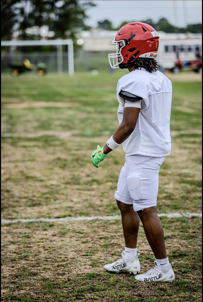 zayvongrant4's tweet photo. Great spring ready for szn @SHSKnightsFB @coachbeckman1 @PrepRedzoneSC https://t.co/RnWKh7txel