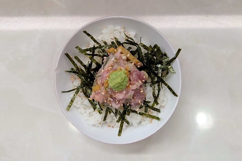 kazutan0264's tweet photo. 中華そばきくたに@蒲田にて、つけ麺＆鮪ちらし。オープン当初以来、２度目の訪問。適度な縮れが食感に抑揚を生む自家製麺は、店内のうどん用製麺機で紡ぎ出す本格派。節の香味を前面へと押し出したつけ汁も、甘辛が後引く豪胆な味わいで、箸を持つ手を止めることは至難の業だ。鮪ちらしも必食の逸品。 https://t.co/YxagMHgwpn