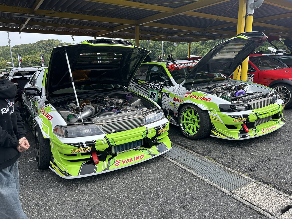 H2__WORKS's tweet photo. 本日はD1NEXTで茂原サーキットへ！
今年2回目のD1NEXT！
ブリーフィングも終わってこれから練習走行！
1回目は悔しい結果だったのでリベンジですね！
H2@WORKSの応援よろしくお願い致します🙇‍♂️

お店も人数は少ないですが通常営業しておりますので、ご安心下さい☺️
在庫車3台+仕上げ中1台ありまして、どれもすぐご案内可能です👍