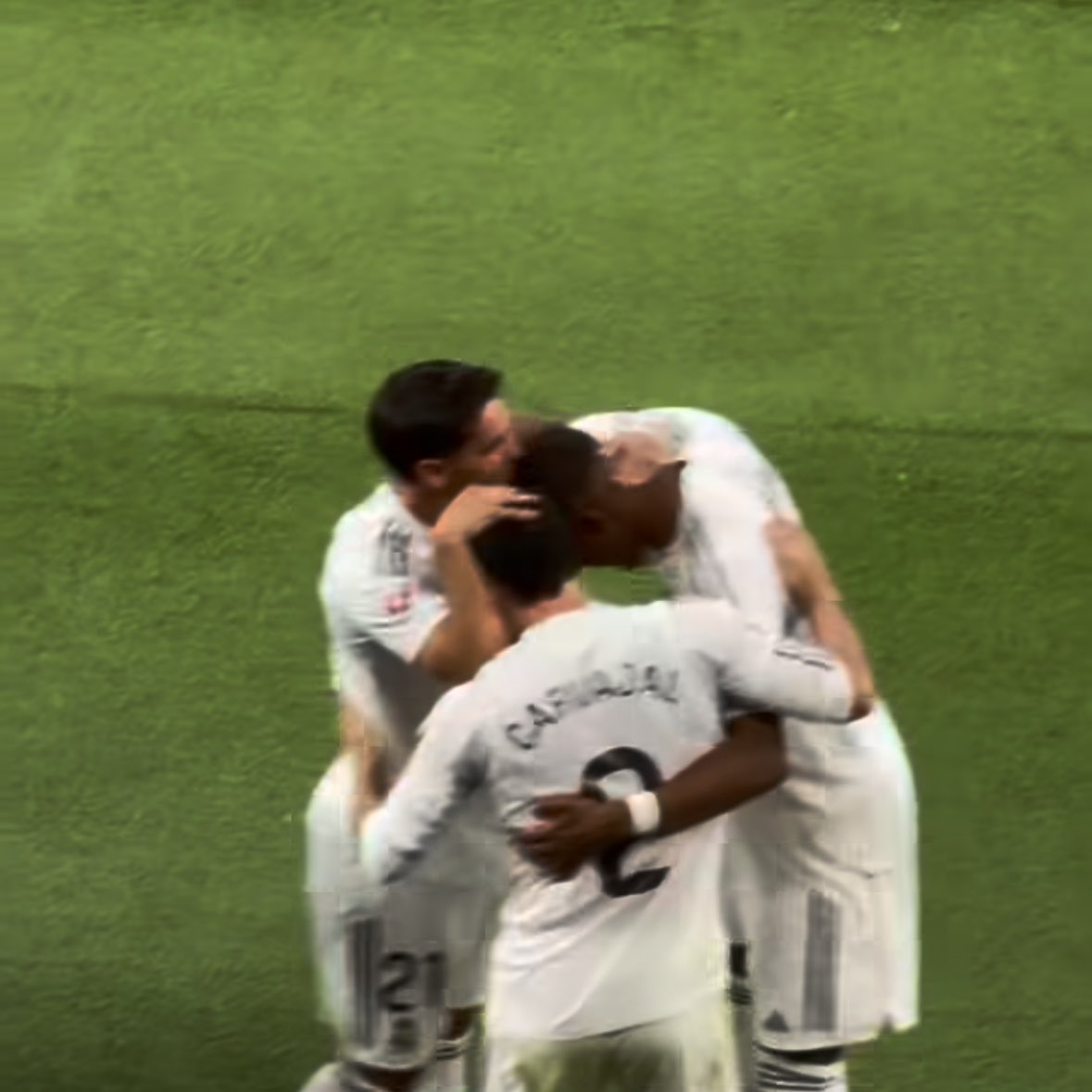 SeputarMadrid's tweet photo. 🤍 Brahim merayakan golnya bersama Alaba dan Carvajal yang sudah berada di bench. https://t.co/unpVBminPf
