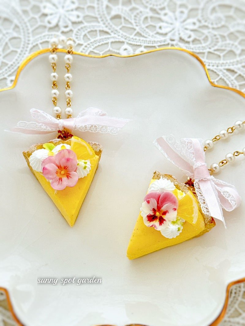 twinklesweets22's tweet photo. 作家紹介⑰

プチケーキのキーホルダー（チャーム）
@kuu_kamakumi 

わんわんカヌレのキーホルダー
@stellamarina_m 

ビオラのレモンタルトバッグチャーム
@sunnyspotgaden 

詳細は @macaron_miluku さんのブログをご覧ください♪

#阪神百貨店梅田本店
#twinklesweets
#みんなの手づくり作品展 https://t.co/SeINfwVvC6