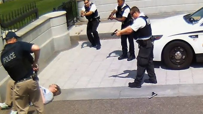 ferozwala's tweet photo. 🚨A gunman gets close enough to fire shots right outside the @WhiteHouse with President Trump inside 

📌The gunman reportedly approached, brandished a firearm, began shooting towards the WH, and was shot.

https://t.co/DFHnIx1UYm 
#WashingtonDC #USA https://t.co/1w8vjObt2l
