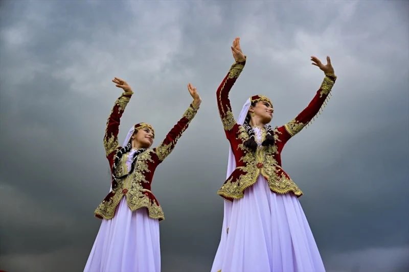 CiddeEgitim's tweet photo. Abha Türk Okulumuzun katıldığı 
Etnospor Kültür Festivali birbirinden güzel etkinliklerle dolu dolu geçiyor. 🇹🇷🏹

Öğrencilerimiz; geleneksel sporlar, akıl ve zekâ oyunları, kültürel etkinlikler ve festival alanındaki birçok deneyim ile kültürümüzü yaşayarak keşfediyorlar. https://t.co/dnz8gajvr1