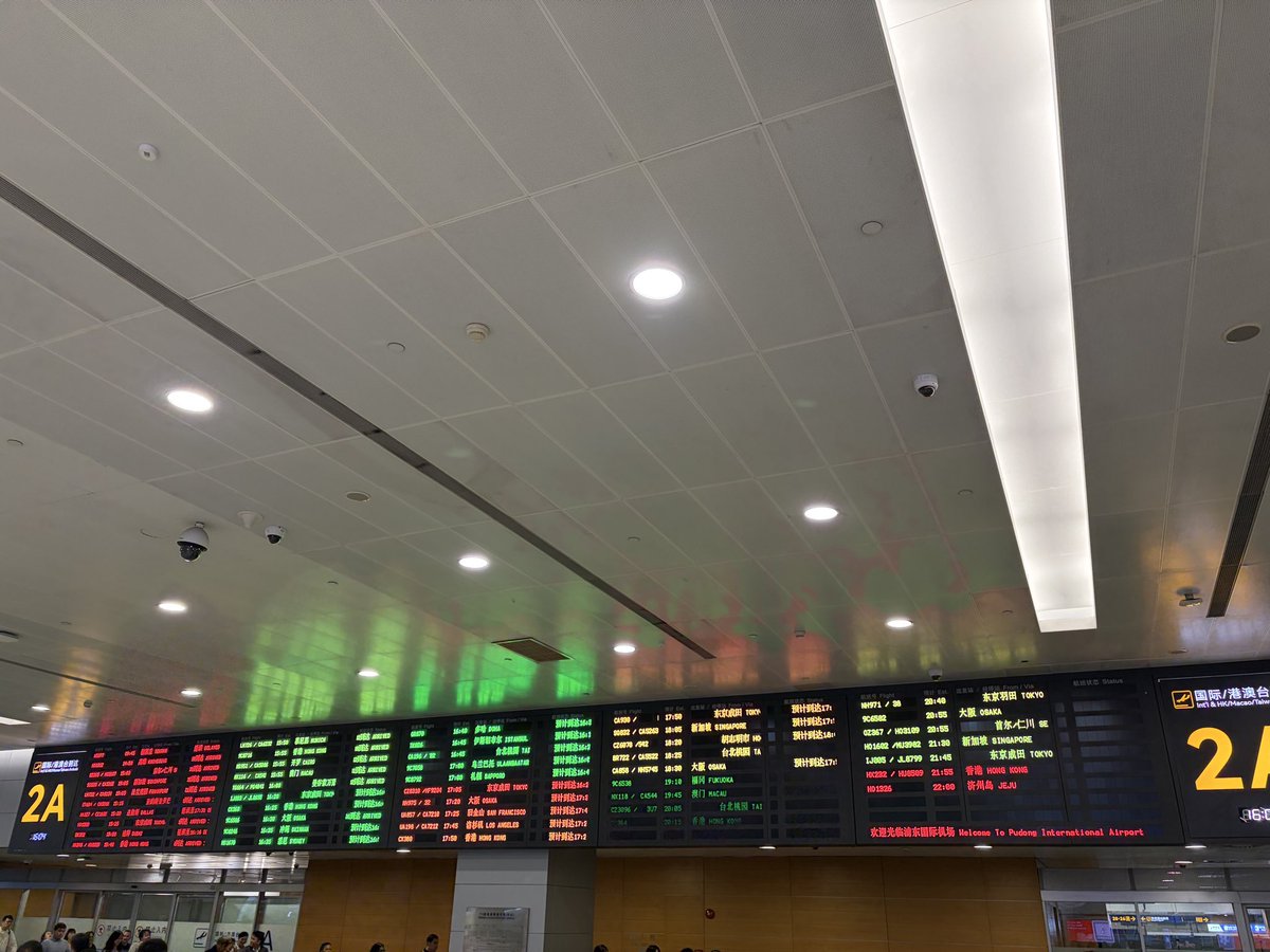 SKRR_tw's tweet photo. お初の上海浦東国際空港。
黄砂のせいか視程悪すぎて、遠方がモヤっておりました。 https://t.co/VoHVP9SVWA