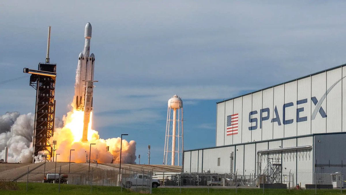 propally_sensei's tweet photo. スペースXの上場期待で盛り上がる宇宙産業

ふと、日本の上場宇宙ベンチャーの本社立地を見てみると、 かなり面白い共通項がありました。

・アイスペース（9348） → 三越前
・アストロスケールHD（186A） → 錦糸町
・アクセルスペースHD（402A） → 三越前
・Synspective（290A） → 清澄白河

ほぼ東京メトロ半蔵門線の沿線に集積しているんです。

これは偶然というより、 
「未来産業がどこに集まり始めているか」 
を示している気がします。

さらに面白いのは、 その集積地が成熟した時に形成されるであろう所謂「ベッドタウン候補」も、 同じ東東京ライン上にあること。

押上、錦糸町、亀戸。
特に、東京メトロ有楽町線の延伸による住吉接続と、 昨日取り上げた錦糸町周辺の面的再開発が進めば、 東東京の回遊性はかなり変わる可能性があります。

つまり今起きているのは単なる再開発ではなく、
「未来産業の集積」×「都市導線の再設計」。

宇宙産業はロケットだけではなく、
 「未来の都市構造」まで変え始めてるのかもしれません。