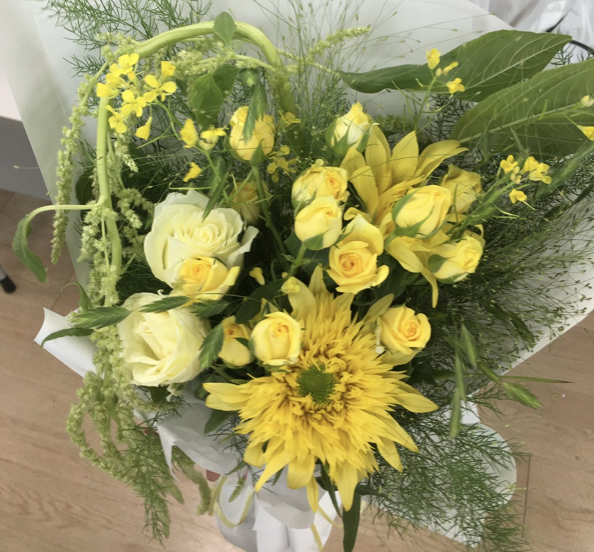 f1uster's tweet photo. 다들 오늘도 좋은 하루 보내길!
꽃은 얼마전에 선물했는데 넘 예뻐서 사진 들고왔어요 테디베어 해바라기에 줄맨드라미 조합이 조은 거 같아요 ♡ https://t.co/Bc5T5MElmO