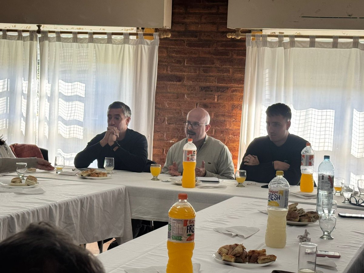 pablogarate's tweet photo. @ProvinciaFutura: se lanzó el foro de debate regional con la participación de Intendentes, Concejales y referentes de la Sexta Sección.

En Pigüé, representantes de distintos municipios de la Región participaron este sábado del Foro Provincia Futura, un espacio de encuentro y debate con el objetivo de instalar una agenda común vinculada a las problemáticas del interior bonaerense y fortalecer el #Regionalismo como herramienta de representación política y desarrollo.

Durante la jornada se abordaron ejes estratégicos vinculados al #TransportePúblico y la conectividad regional, el estado y #RecuperaciónDeLasRutas, la necesidad de avanzar en una verdadera #Descentralización de las decisiones de gestión pública, el impulso a una política industrial que genere #ValorAgregadoEnOrigen y la construcción de una #RepresentaciónGenuina del interior bonaerense. 

Asimismo, se debatió sobre la importancia de sostener el #EquilibrioFiscal sin que ello implique abandonar a las comunidades del interior ni desfinanciar a los municipios.

Uno de los temas centrales del encuentro fue la defensa del régimen de #ZonaFría, ante la preocupación generada por la posibilidad de retrocesos en un derecho de los vecinos del #InteriorBonaerense, que representa un alivio fundamental para miles de familias de la región frente al impacto de las tarifas de gas en zonas donde el beneficio corresponde por las bajas temperaturas. 

En este marco, a partir de la caída de los recursos coparticipables y el impacto que ello genera sobre los municipios, afectando la prestación de servicios esenciales, se propuso la idea de reemplazar el régimen de coparticipación actual por uno que le devuelva a los vecinos del interior lo que realmente producen día a día.  (#CoparticipaciónInversa) 

Al cierre del encuentro, los participantes coincidieron en la necesidad de continuar fortaleciendo estos espacios de articulación política y territorial para construir una agenda común que represente las necesidades reales del interior bonaerense y permita instalar en el debate público una #MiradaFederal sobre el desarrollo de la Provincia de Buenos Aires.