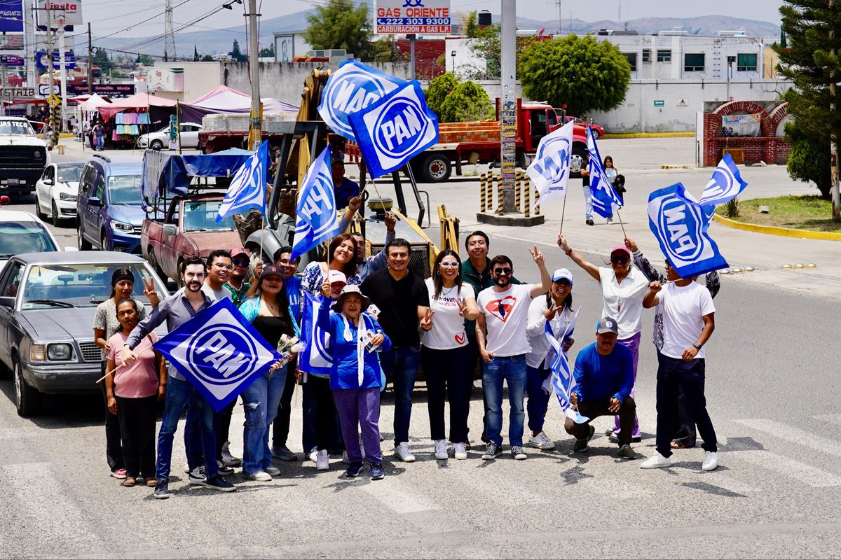 GenovevaHuerta's tweet photo. ¡Qué bonito es coincidir con tanta gente buena!

En el sur de #Puebla anduvimos entregando rosas por el mes de las madres 🌹❤️

Gracias a Germán Escalante y a las y los líderes que nos acompañaron en este recorrido lleno de cariño, sonrisas y muchas historias que nos recuerdan la fuerza de las mujeres poblanas.