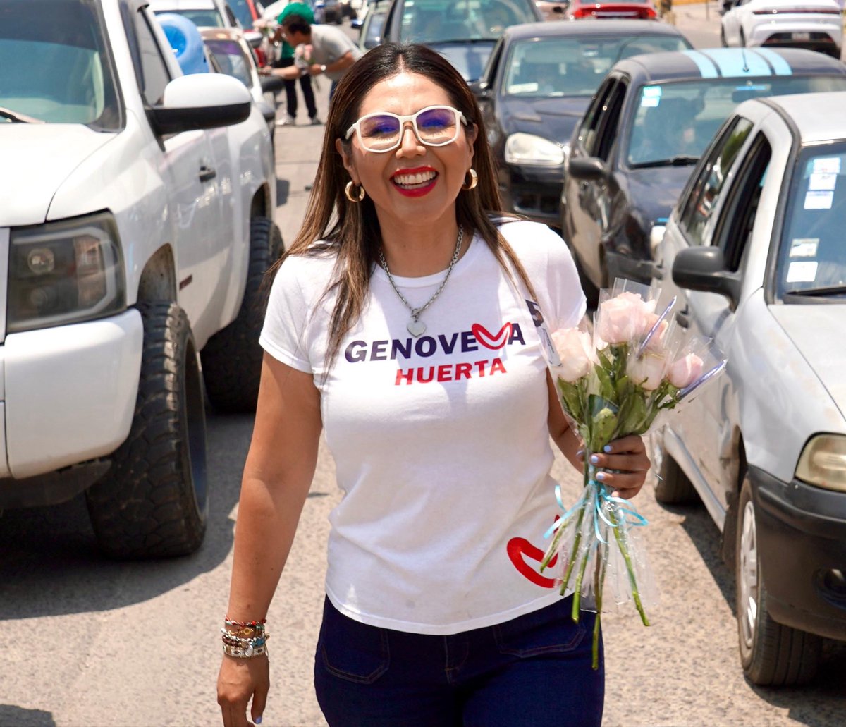 GenovevaHuerta's tweet photo. ¡Qué bonito es coincidir con tanta gente buena!

En el sur de #Puebla anduvimos entregando rosas por el mes de las madres 🌹❤️

Gracias a Germán Escalante y a las y los líderes que nos acompañaron en este recorrido lleno de cariño, sonrisas y muchas historias que nos recuerdan la fuerza de las mujeres poblanas.