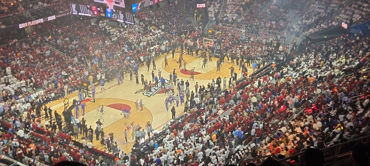 CuffleCole's tweet photo. Cavs vs Knicks GAME 3. #LETEMKNOW https://t.co/4WJgc4Copn