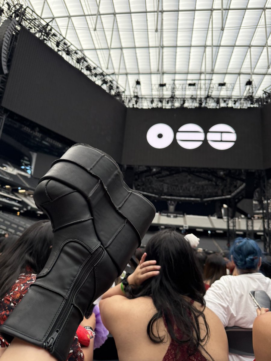 ari⁷ is seeing bts!! tweet media