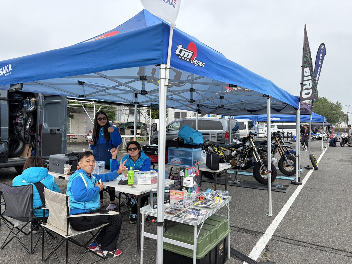 tmmoto_racing's tweet photo. 本日は桶川スポーツランドにてSS KILLERS 2026 RIDING SPORT CUPです🏍️
ETHENのゴーグルやLUBIRDのオイルなども販売してます♪ https://t.co/jQn22fVI5g