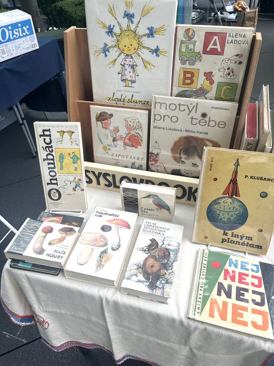 syslovbooks's tweet photo. #大江戸骨董市 始まります🎪
今日は有楽町側の一番端っこにいます
気温もちょうど良く、外イベント日和！
ぜひ遊びに来てくださいね😊
15時までです

大江戸骨董市 
5/24（日）
９時〜15時
東京国際フォーラム
東京都千代田区丸の内3-5-1 https://t.co/lUpjLvcXIl
