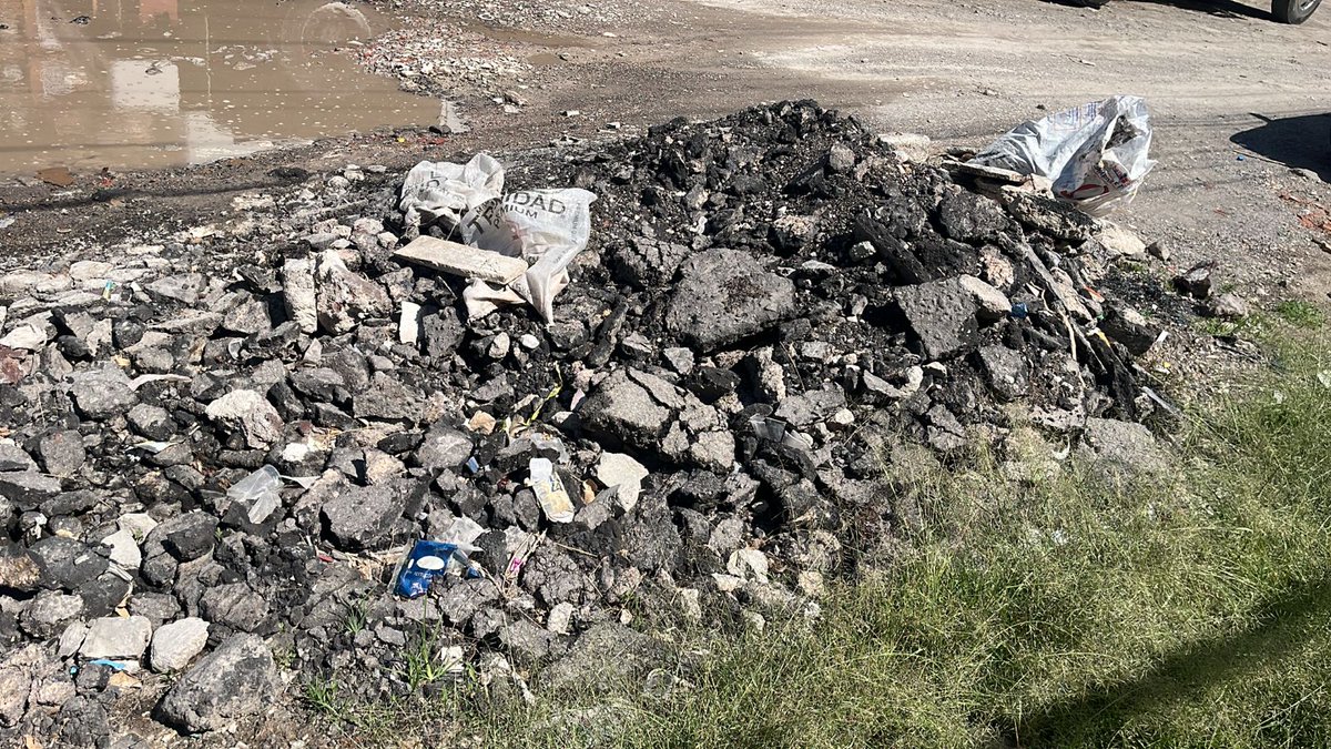 Lucarit's tweet photo. @JCarlos_Valerio buenas tardes, por favor ojalá nos puedan apoyar, hace 6 meses vino una cuadrilla de los que bachean a tirar escombro y dejaron una montaña, ahora todos los cochinos de la zona vienen a dejar su escombro y si se tapa la alcantarilla nadie nos ayuda, por favor https://t.co/tHhAjkOvNk