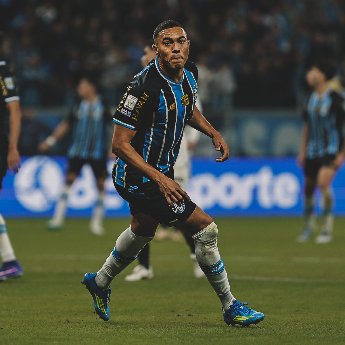 R10Score's tweet photo. Carlos Vinícius igualou Pedro como o artilheiro do Brasileirão 2026. ⚽️🇪🇪
⠀⠀⠀⠀⠀⠀⠀⠀⠀
Pedro - 9
Carlos Vinícius - 9 ⬆️
Viveros - 8
John Kennedy - 8 https://t.co/pQ5V6zkf93