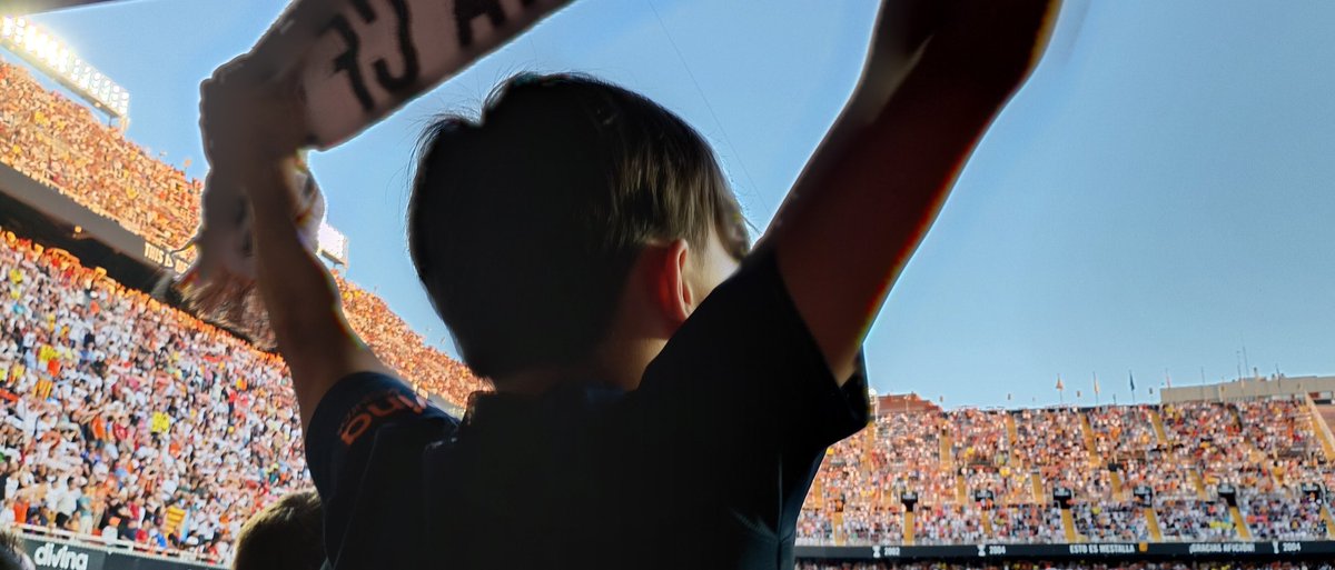 Rinaldi_51's tweet photo. Defensant-te al carrer, i al camp @valenciacf
⚪️⚫️🟠
No et volem Lim, ni a Solís, Ron i Corberán... per indignes, deslleials, falsos, covards i incompetens. https://t.co/8kdSlp9efK
