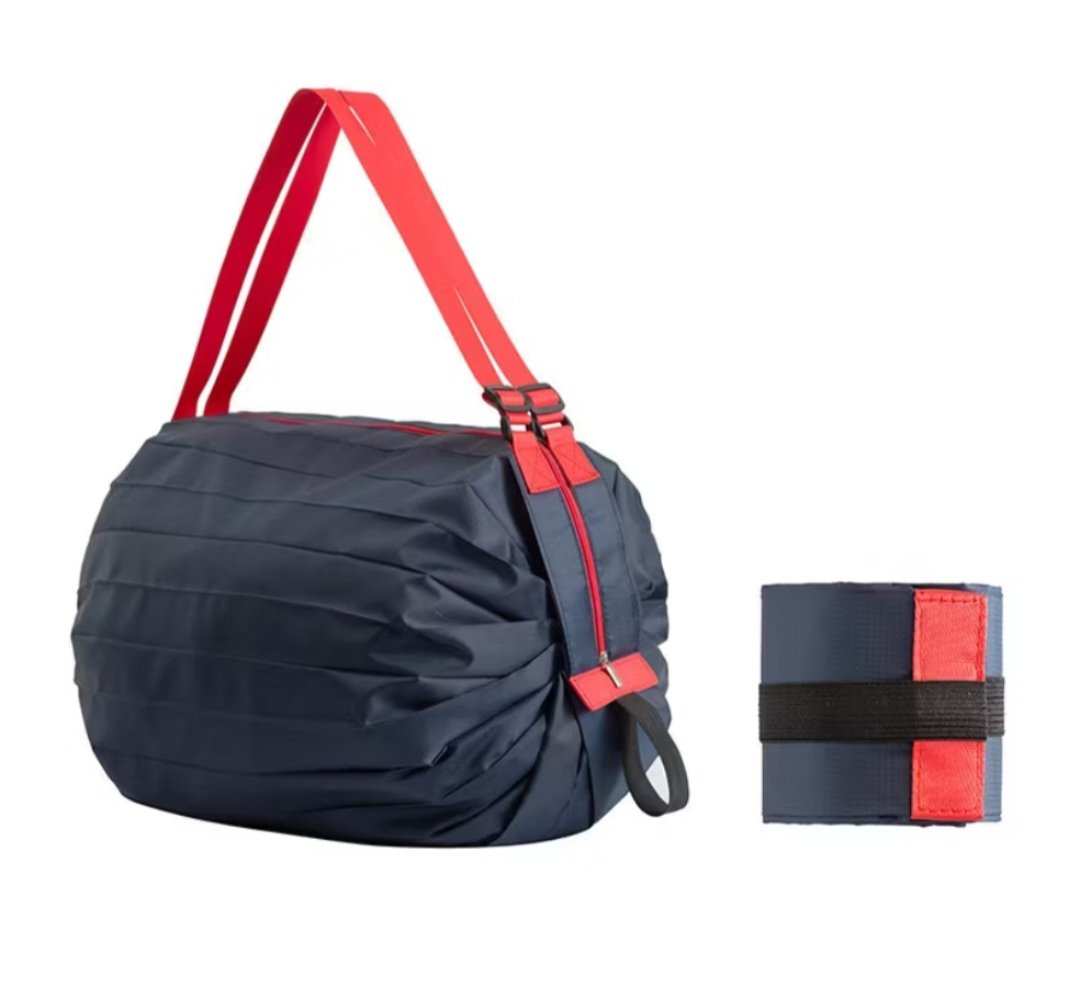 PatPransBest's tweet photo. If you don't want to spend 3,500 at Uniqlo for the free bag,  you can get this exact same one in Shopee for less than 100 pesos ✨️ https://t.co/z0pnIv3O7z
