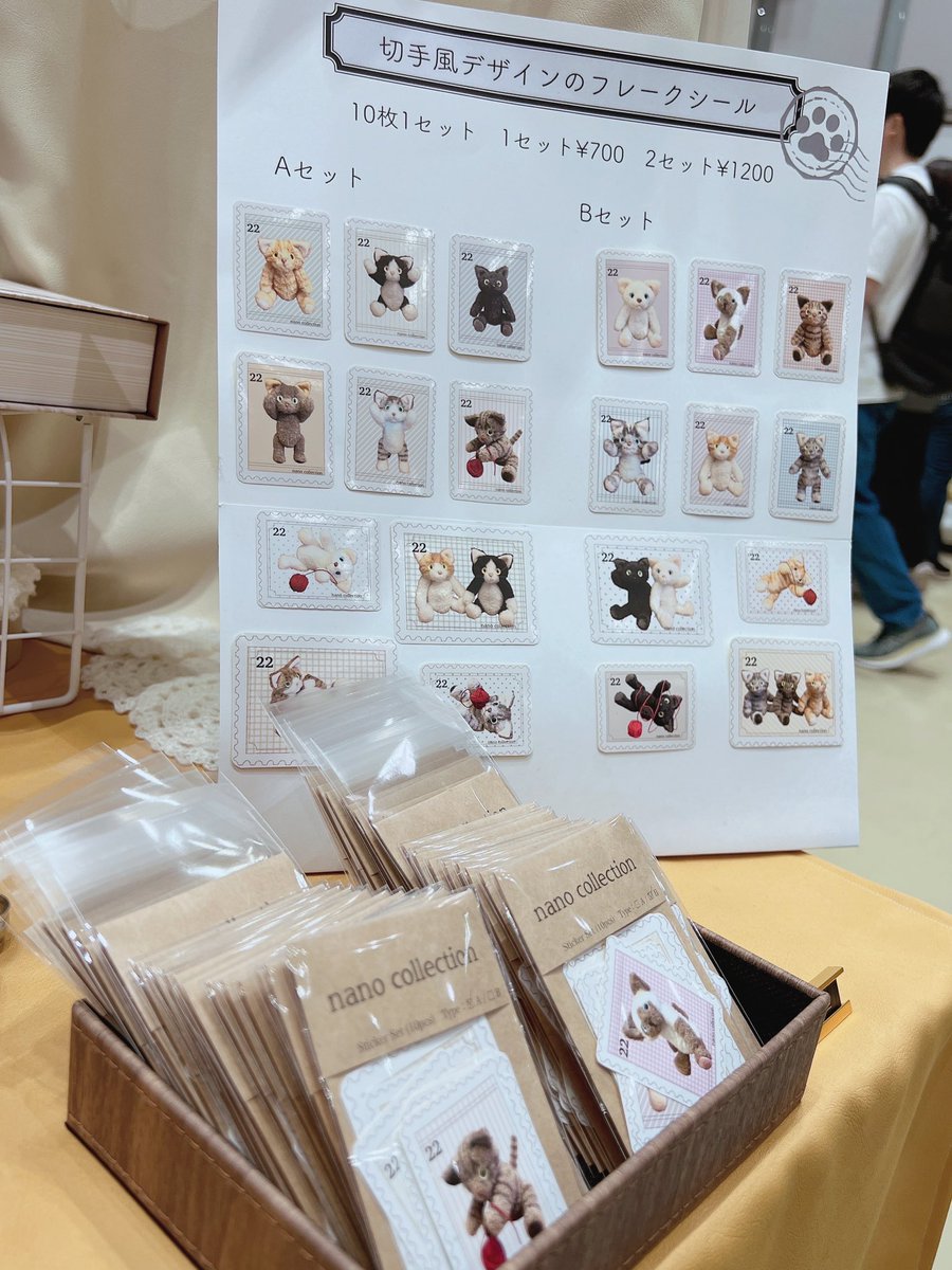 nanocolle's tweet photo. 昨日はイベント人生初出店で超緊張しておりましたが💦

たくさんの方に足を止めて頂きたくさんお話しできてとっても楽しかったです！
ぬいねこオーナー様がぬいねこを連れてご来店くださったり、差し入れまで頂き大大大感謝です！
ありがとうございます🥰

デザフェス2日目もお待ちしております♪

本日はリクエストにお応えして、ステッカーの一枚売り1枚¥100も致します！

一つにつき¥500保護猫団体への寄付になるクリームにゃんパンがとても好評で嬉しいです😭💕
愛猫の肉球を観察しながらレジンの型からオリジナルでリアルさにこだわって制作しました✨

また、新しいショップカードはぬいねこ達が窓から覗く
こだわりのデザインになっています🧸
本日も100枚ほどご用意してますので、ぜひもらってくださいね❣️

#デザフェス63 
#猫のぬいぐるみ 
#ぬいねこ
#nanocollection