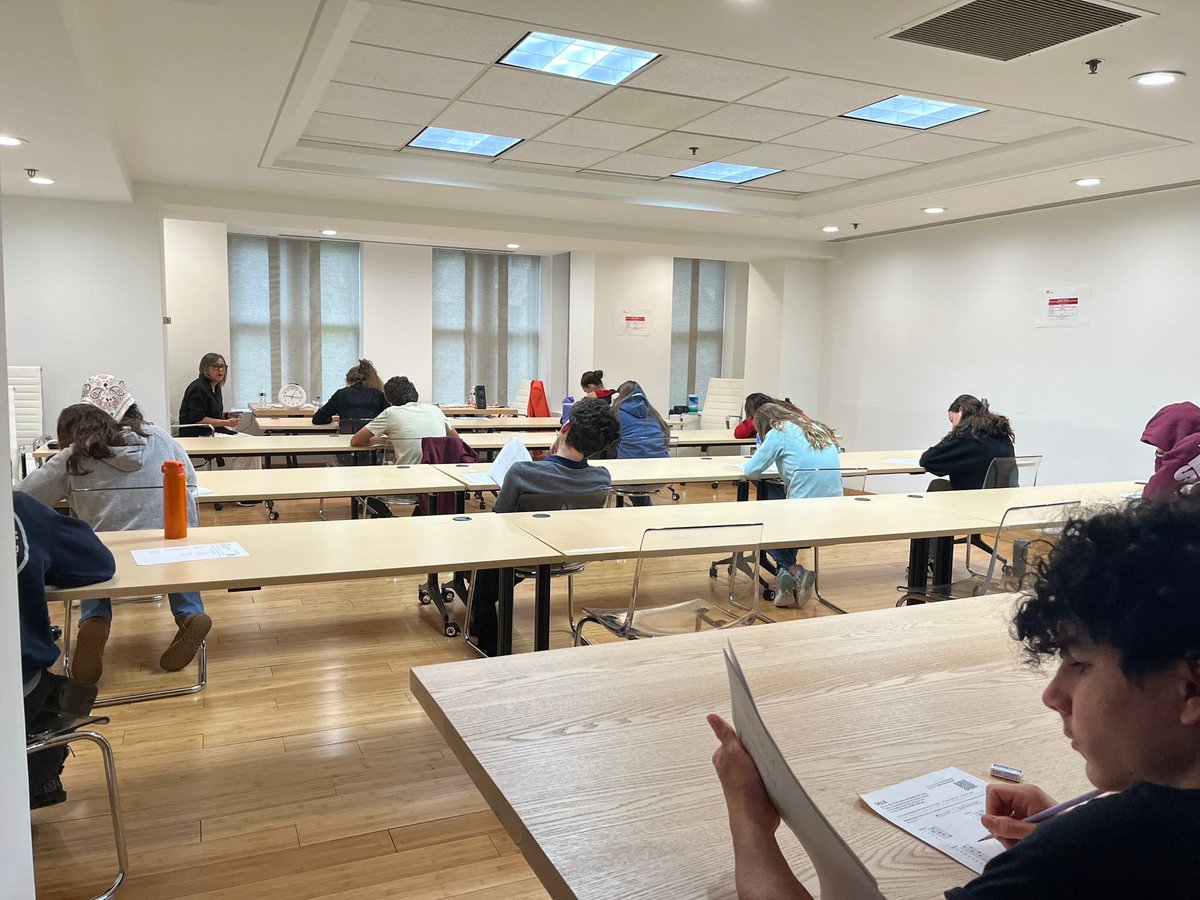alce_eeuu's tweet photo. Jóvenes de C1.3 de ALCE NY y Washington D. C. han decidido presentarse a las pruebas DELE B2/C1 para escolares del I.C que acredita su nivel de español.
Más de tres horas de examen, mucha concentración y una actitud ejemplar durante toda la jornada.
¡Os deseamos mucha suerte! https://t.co/ZNu5fBdvER