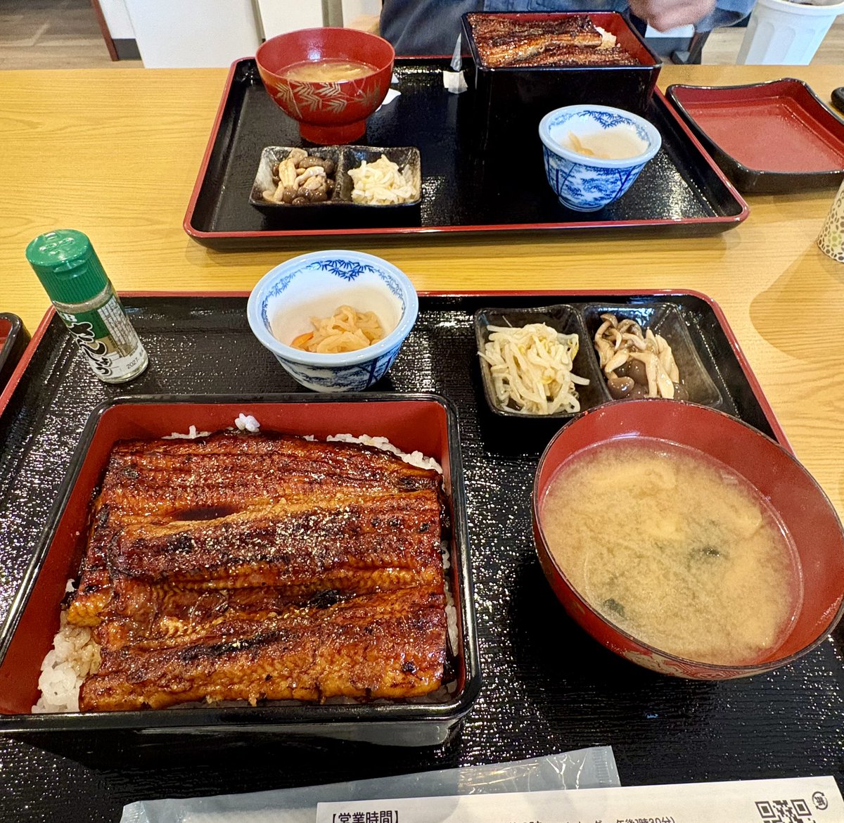 DIAMOND__KAYUI's tweet photo. おはようございます😊
先日、退院しました🙆‍♀️✨
シャア少佐が鰻を食べに連れて行ってくれました。
仕事復帰に向けて、身体を回復していきたいと思います。

励ましてくださった皆さん、入院中に元気を頂きました。
ありがとうございました✨
健康第一！ https://t.co/kcxgu0RPE6