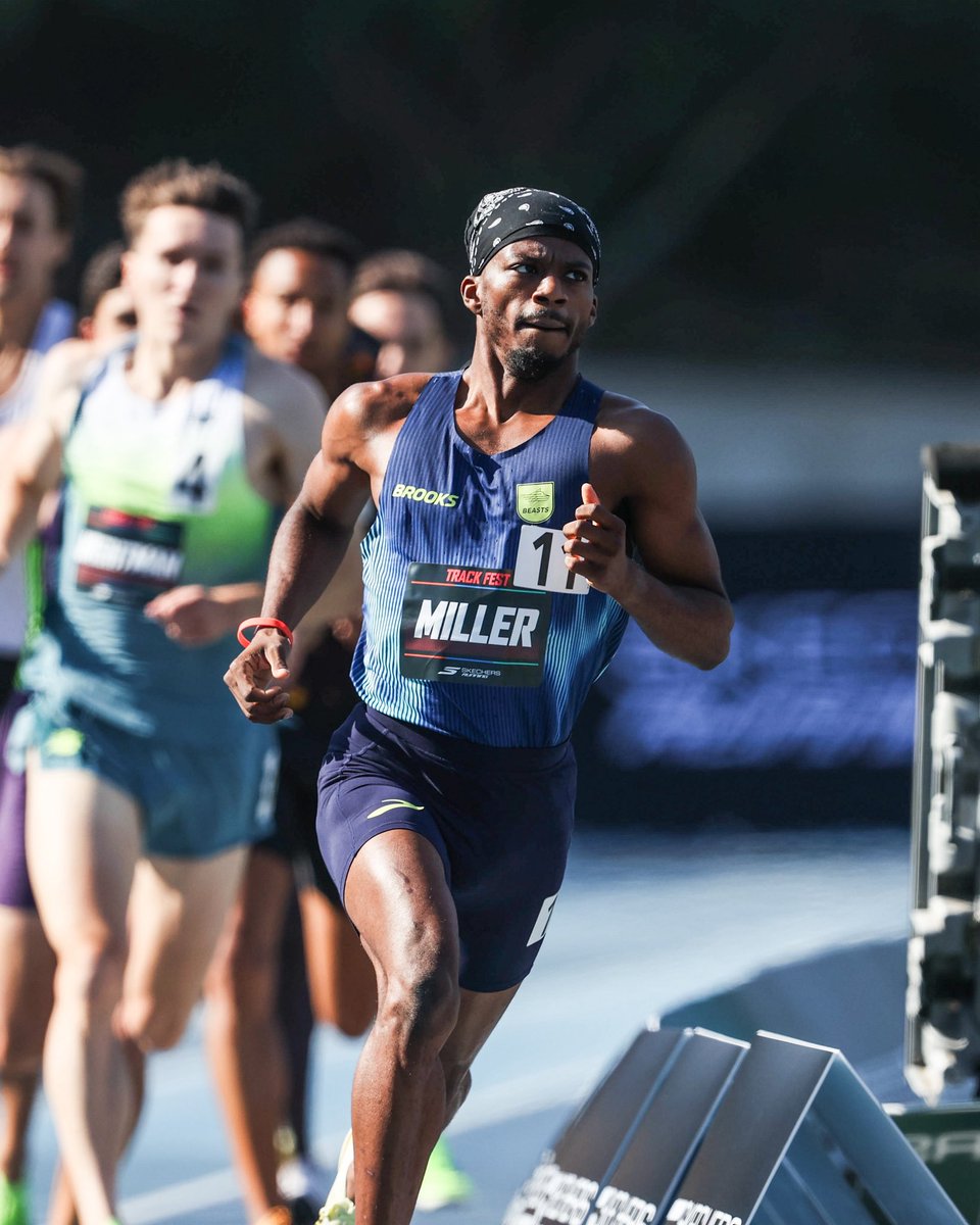 FloTrack's tweet photo. MILLER ALL THE WAY 🔥

Brandon Miller controlled the race from the beginning to win the SKECHERS 800m in 1:44.26. Ave Alvarado and Josh Kerr followed behind Miller in 1:44.59 and 1:44.60.

Watch Track Fest LIVE on FloTrack

#TrackFest https://t.co/XNiCZw26kS