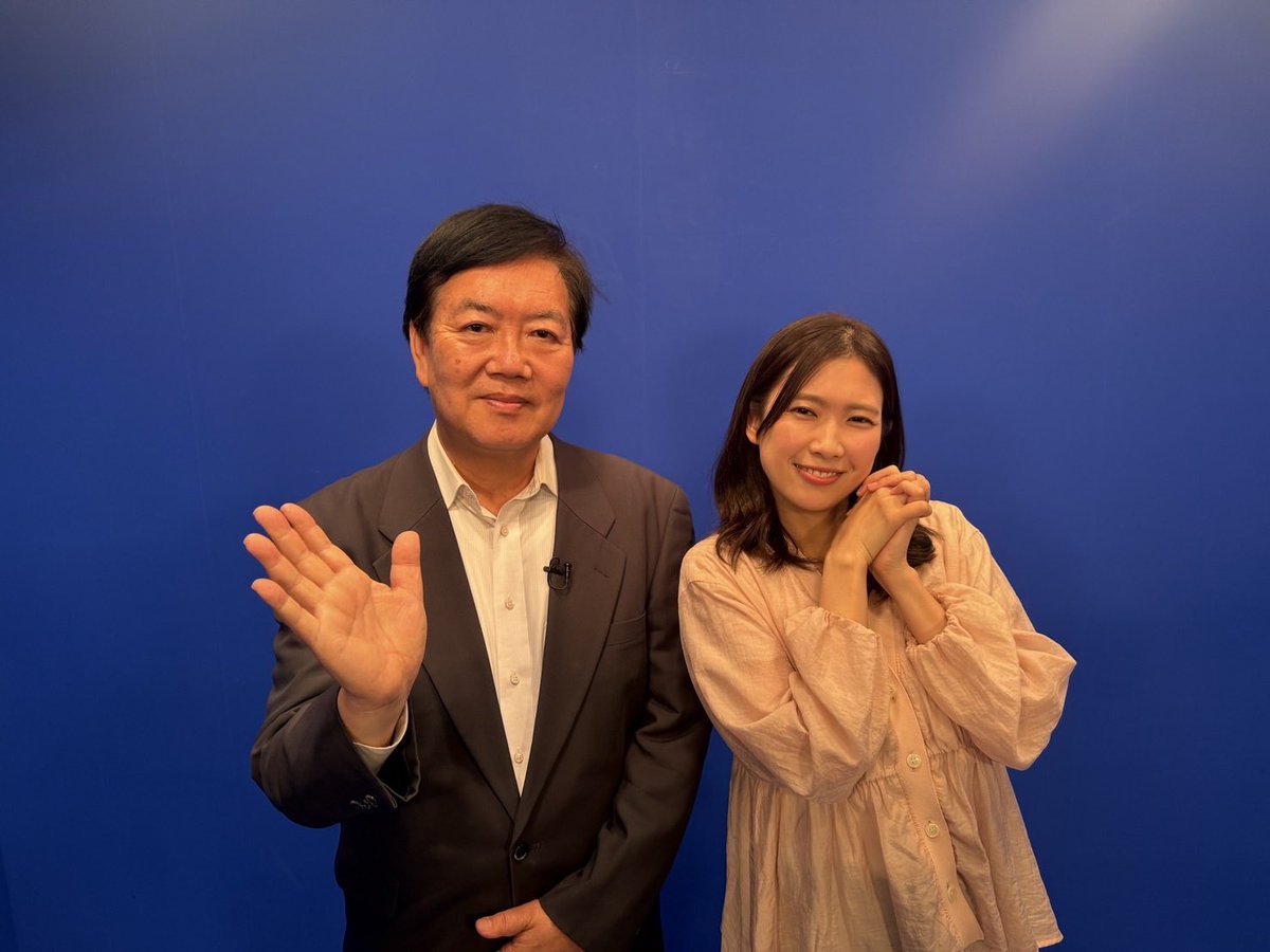 eimi925's tweet photo. 育休中で参加できなかったのが残念すぎるのですが…森本栄浩アナウンサーとグッズ紹介のVTRに出演させてもらいました🙇‍♀️この写真だけでなんのパロディか分かったら、すごい すごぉ〜い！😘笑
撮影中は笑いを堪えるのに必死😂温子の演技指導もかなり熱かったです🔥笑
#ウラオモテレビ #大反省会 https://t.co/J3IbXe9p88