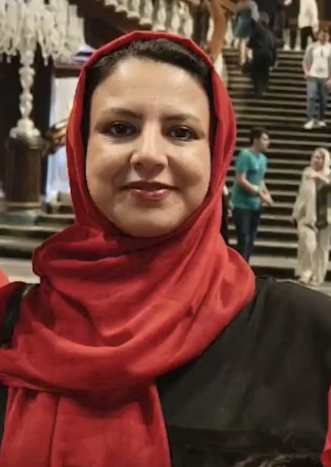 nedabahram's tweet photo. جاوید نام #فاطمه_گویا ۳۶ ساله مادر دو فرزند با عشق به ایران و برای فردایی بهتر
برای آب، برای نان، برای یک نفس هوا، هوای عاری از فساد و اختناق روز۱۹ دی در شیراز به خیابان رفت و وحوش حکومتی با شلیک گلوله،جان عزیزش را گرفتند

#KingRezaPahlavi‌ForIran 
#DigitalBlackOutIran‌ https://t.co/nNI7hpTrE3