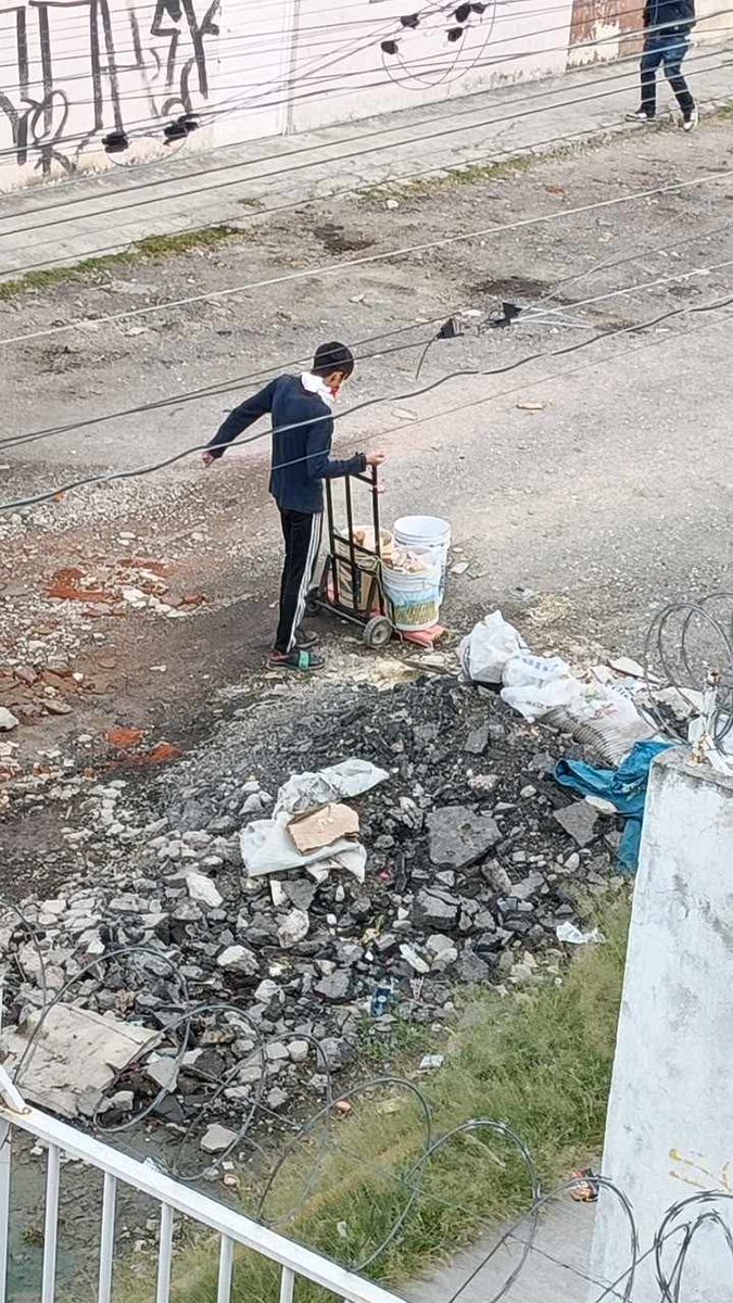 Lucarit's tweet photo. @JCarlos_Valerio la dirección es calle Oaxaca num 9901, Fraccionamiento Gerona, por favor que vengan los de bacheo y acomoden su desastre, o se lleven su escombro, por favor, si se tapa la alcantarilla ellos no, nos ayudan! https://t.co/ijfBmsOZW7