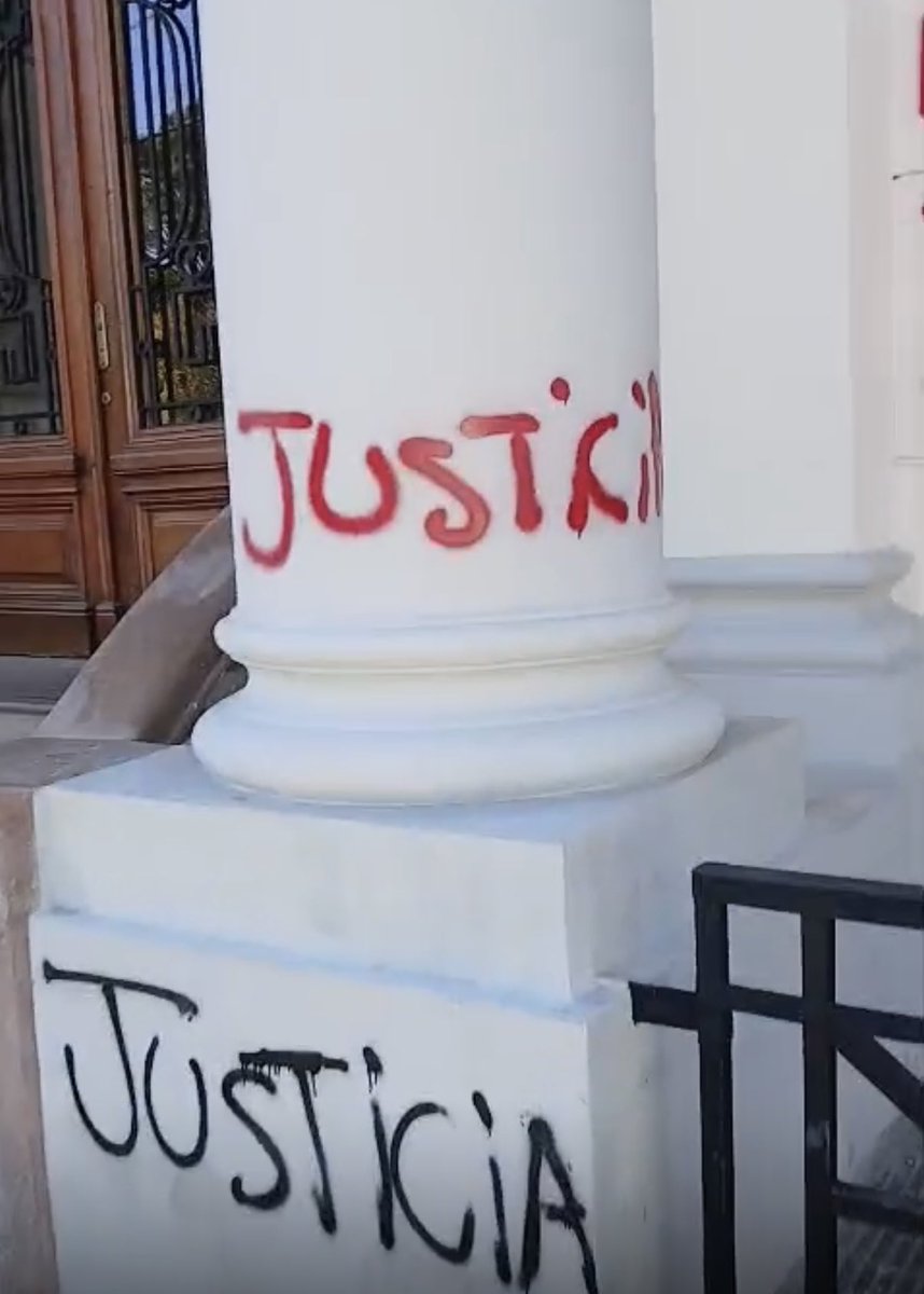 gerardomerinotw's tweet photo. Quiero expresar mi repudio a los hechos vandálicos ocurridos sobre el edificio municipal durante la movilización realizada este viernes.

Nada tiene que ver este accionar con el reclamo legítimo y pacífico de las familias que piden justicia y que incluso condenaron públicamente lo sucedido. No vamos a permitir que grupos con intereses políticos destructivos utilicen ese dolor para dañar instituciones públicas que son de todos los vecinos.

Vamos a avanzar con las denuncias correspondientes para identificar a los responsables. Los edificios públicos no se pueden vandalizar.

Trelew necesita respeto, diálogo y compromiso para seguir construyendo una ciudad mejor entre todos.